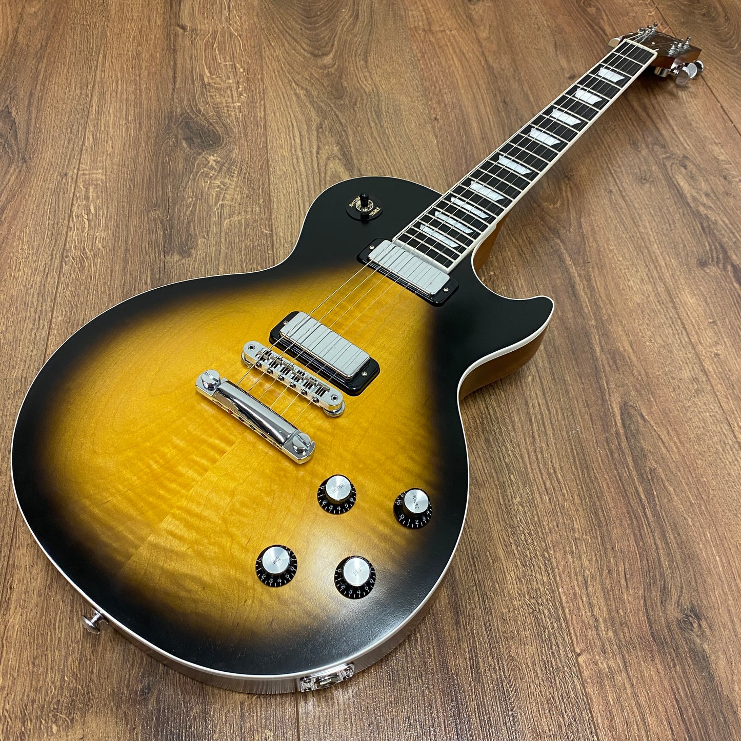 Pre-Owned Gibson Les Paul Deluxe Player Plus - Satin Vintage Sunburst - 2018