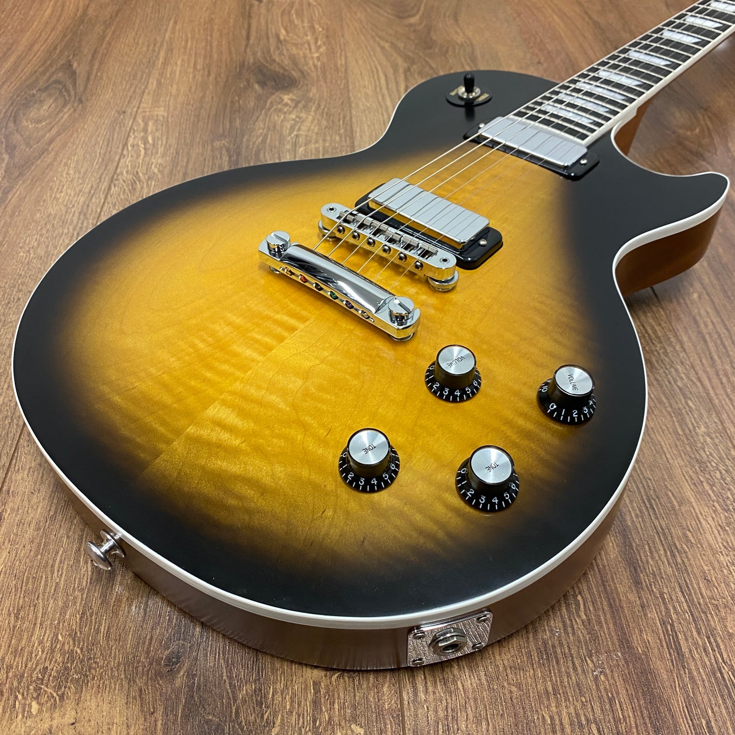 Pre-Owned Gibson Les Paul Deluxe Player Plus - Satin Vintage Sunburst - 2018