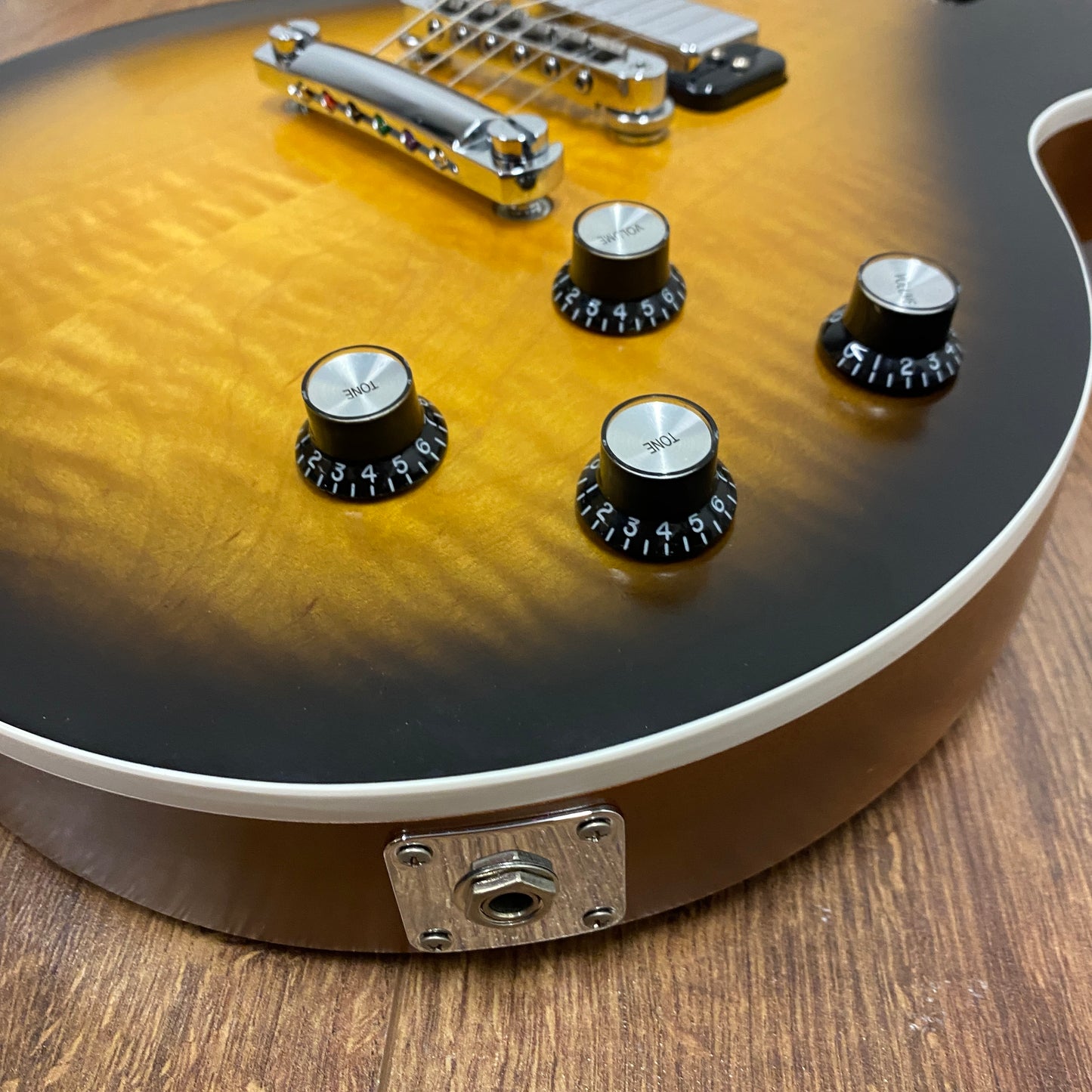 Pre-Owned Gibson Les Paul Deluxe Player Plus - Satin Vintage Sunburst - 2018