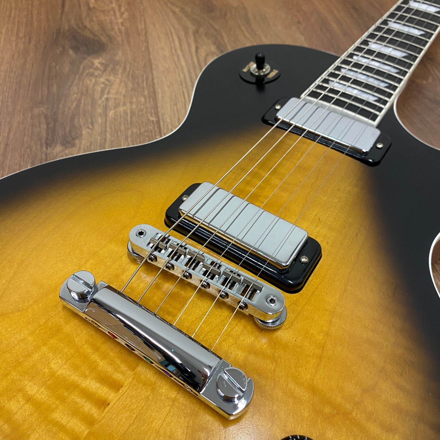 Pre-Owned Gibson Les Paul Deluxe Player Plus - Satin Vintage Sunburst - 2018