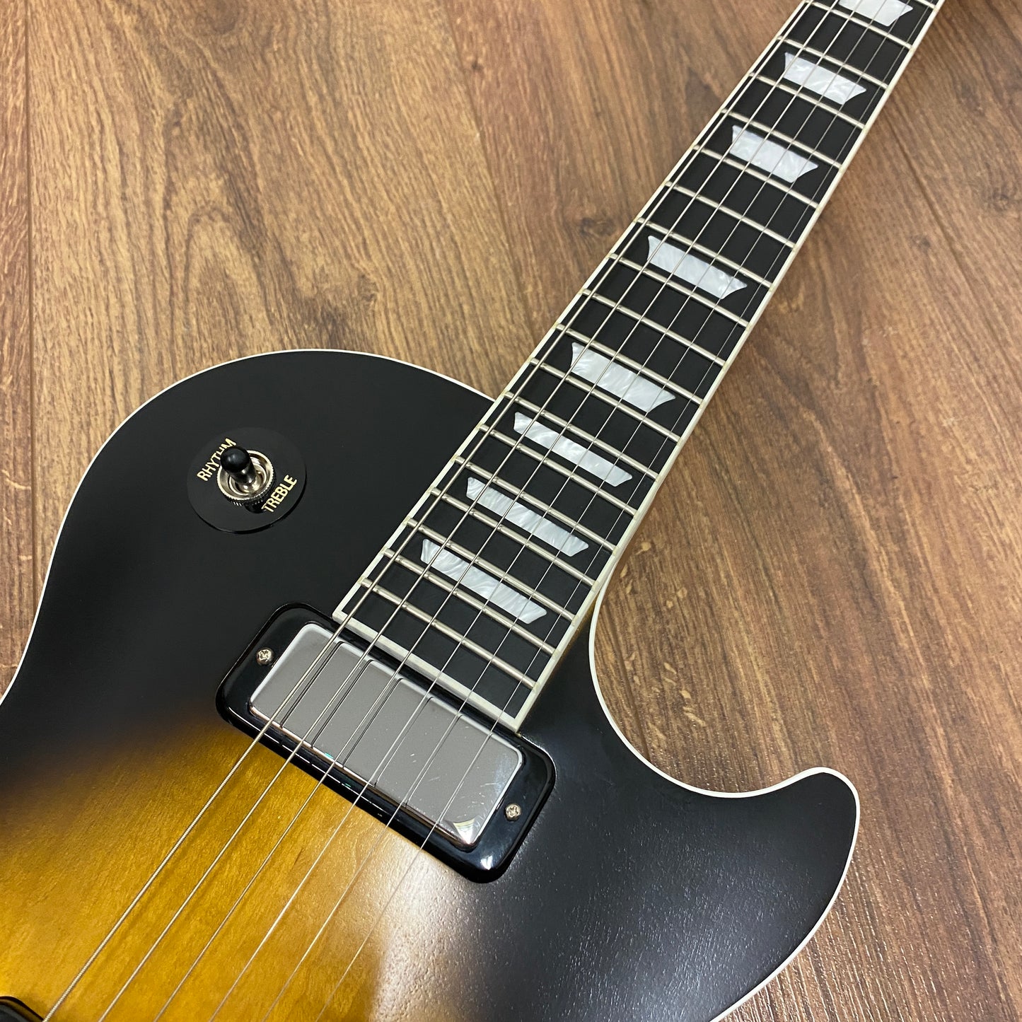 Pre-Owned Gibson Les Paul Deluxe Player Plus - Satin Vintage Sunburst - 2018
