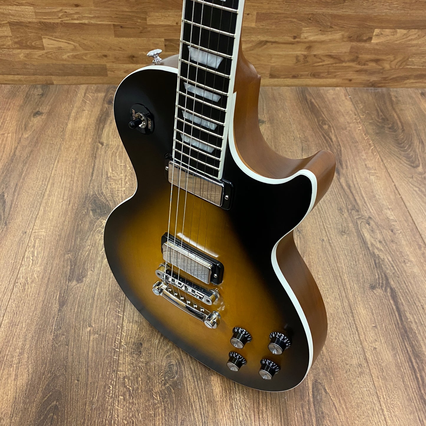Pre-Owned Gibson Les Paul Deluxe Player Plus - Satin Vintage Sunburst - 2018