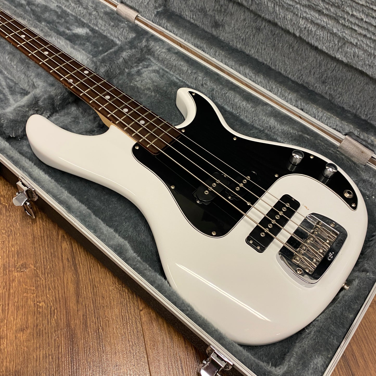 Pre-Owned G&L SB-2 Tribute Bass w/ Hard Case - White