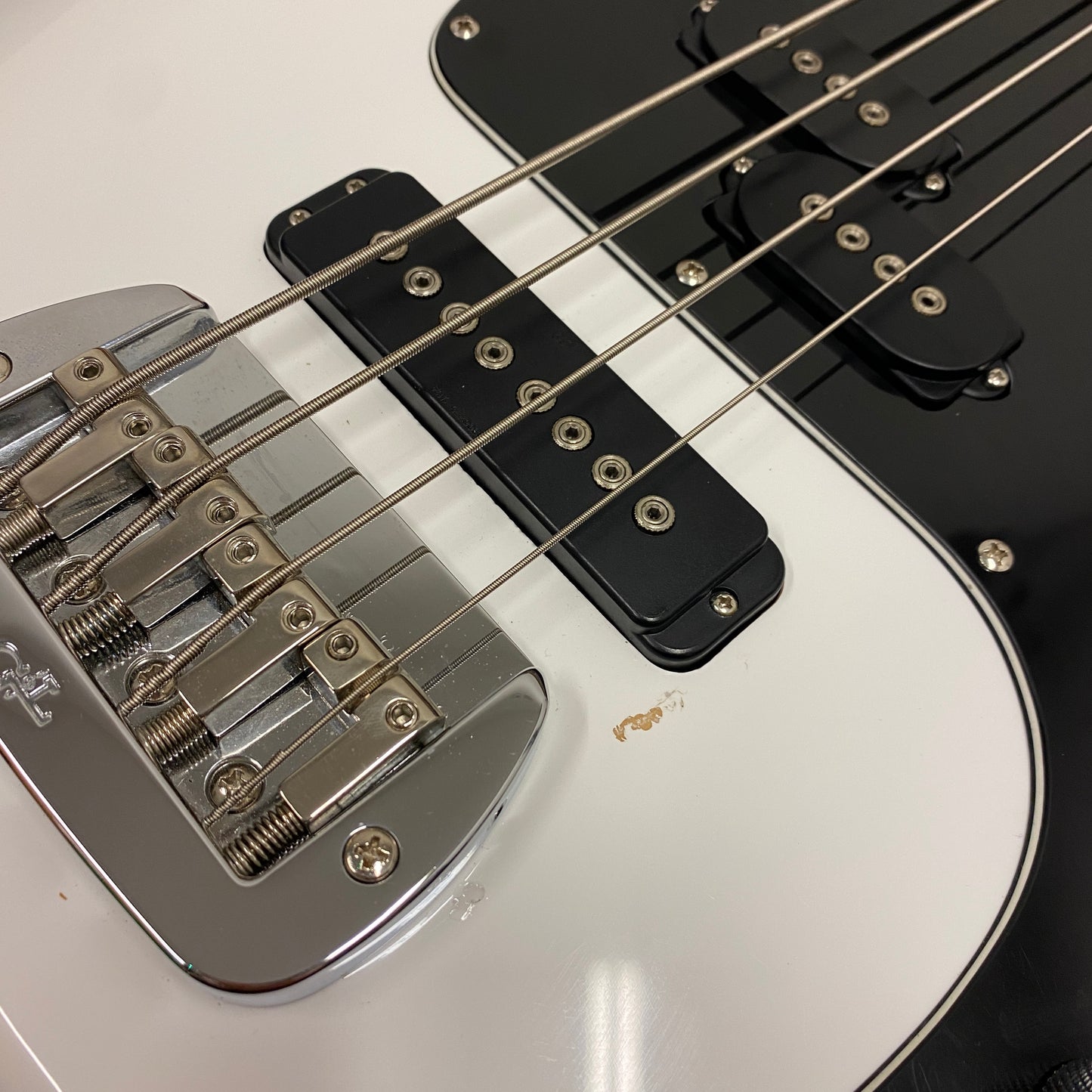 Pre-Owned G&L SB-2 Tribute Bass w/ Hard Case - White