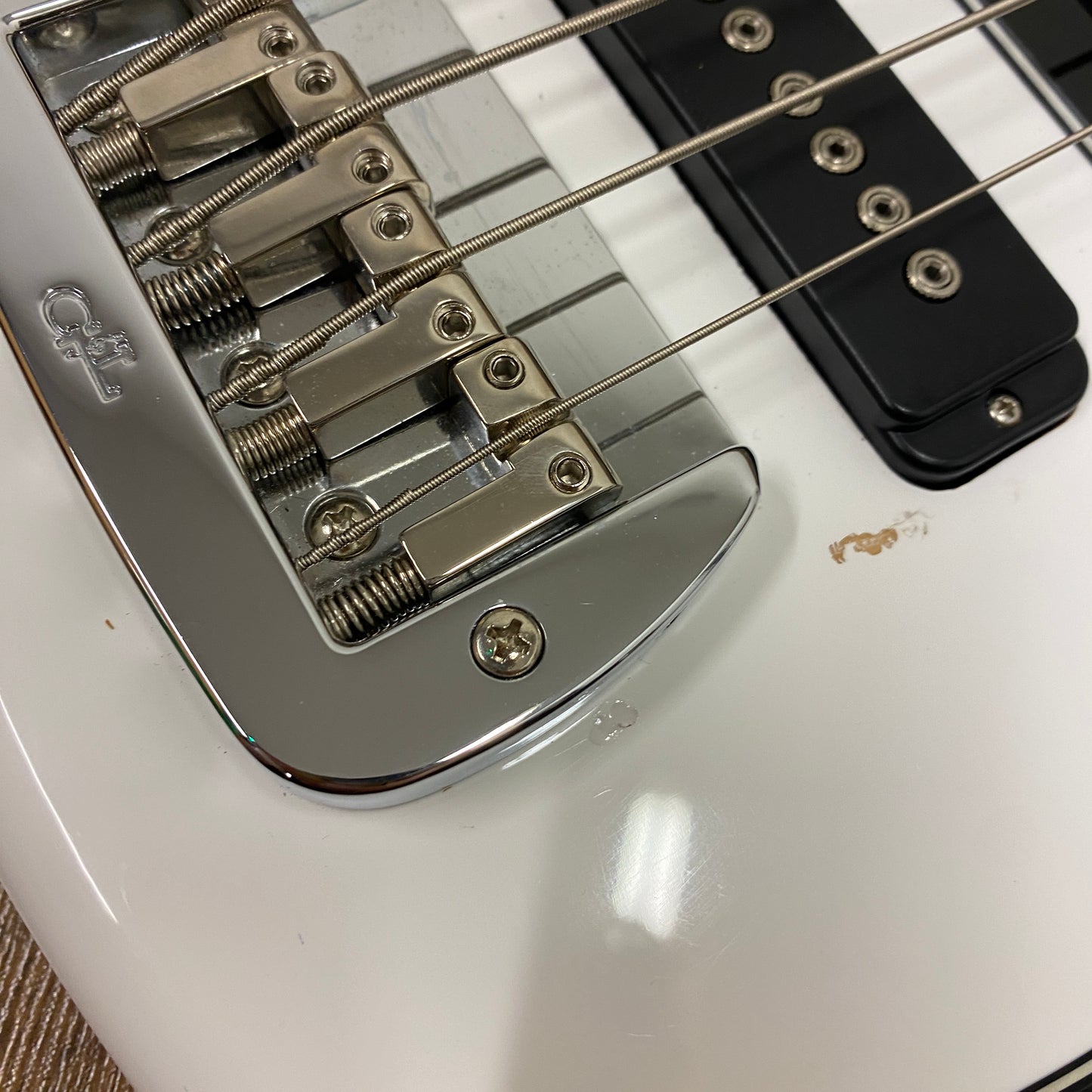 Pre-Owned G&L SB-2 Tribute Bass w/ Hard Case - White