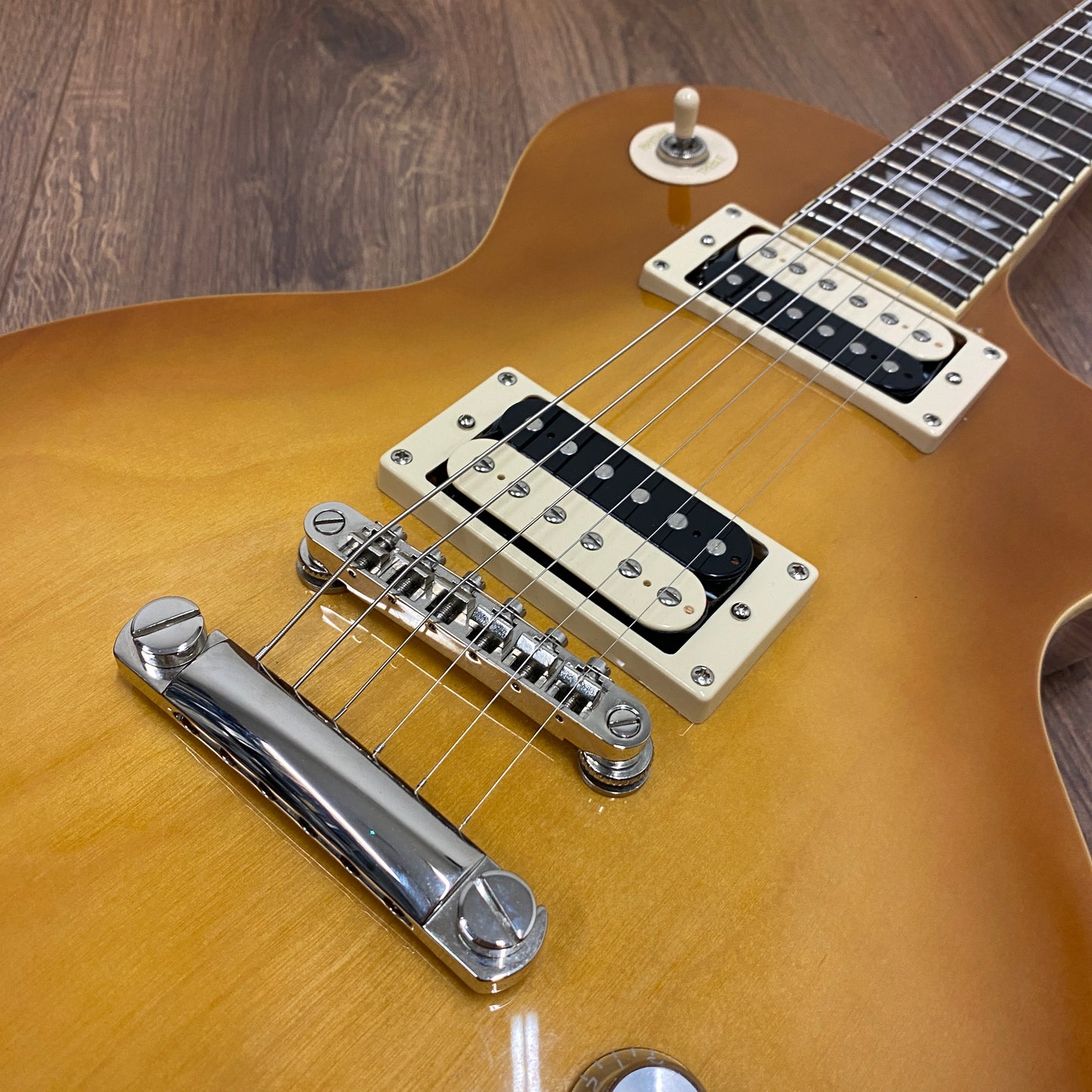 Pre-Owned Epiphone Les Paul Classic - Honeyburst