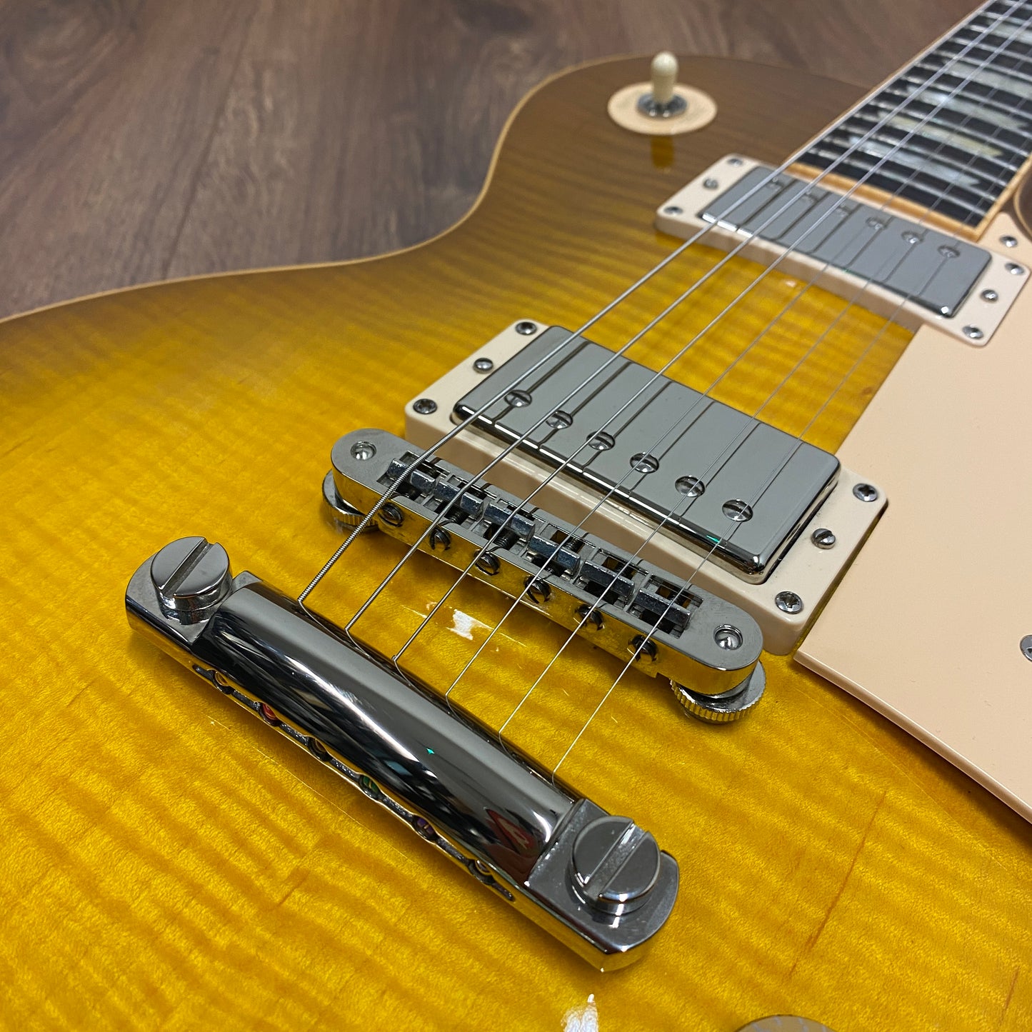 Pre-Owned Gibson Les Paul Standard Plus '60s Neck - Honeyburst - 2007