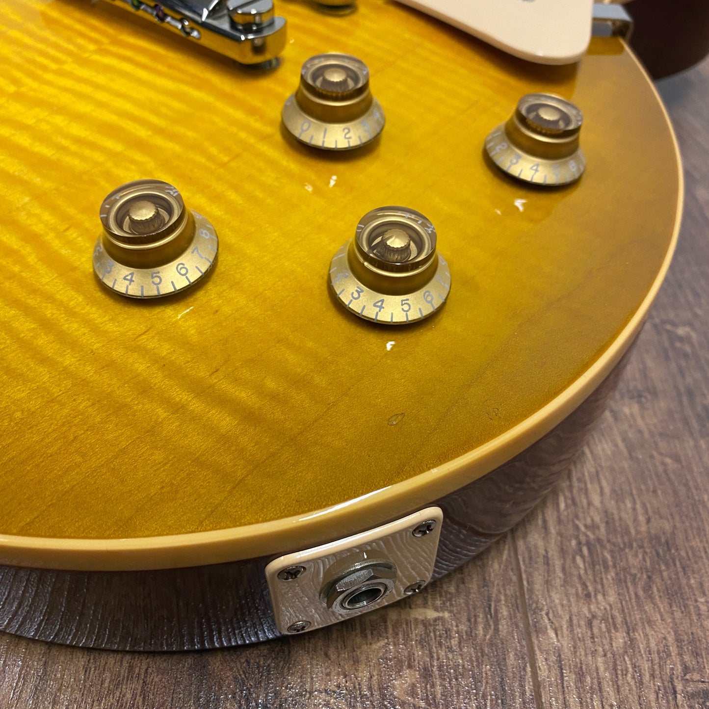 Pre-Owned Gibson Les Paul Standard Plus '60s Neck - Honeyburst - 2007