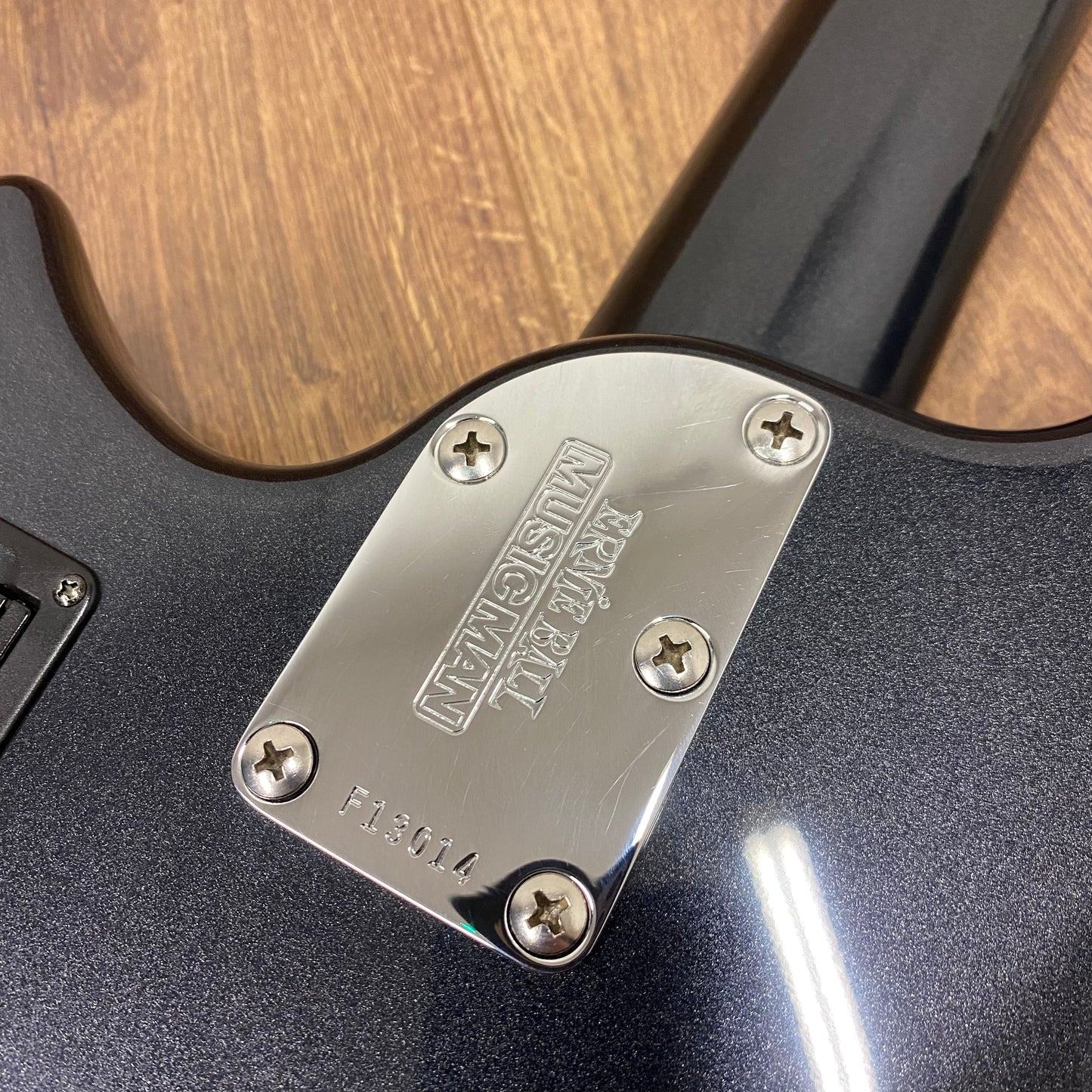 Pre-Owned Music Man Bongo Bass 4 HH - Sapphire Black - 2005
