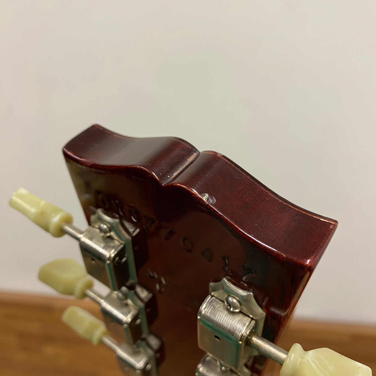 Pre-Owned Gibson Les Paul Standard Plus '60s Neck - Honeyburst - 2007