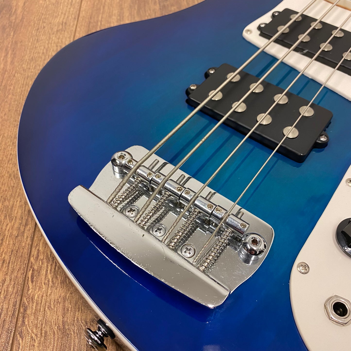 Pre-Owned Retrovibe Vantage Bass - Blue Burst