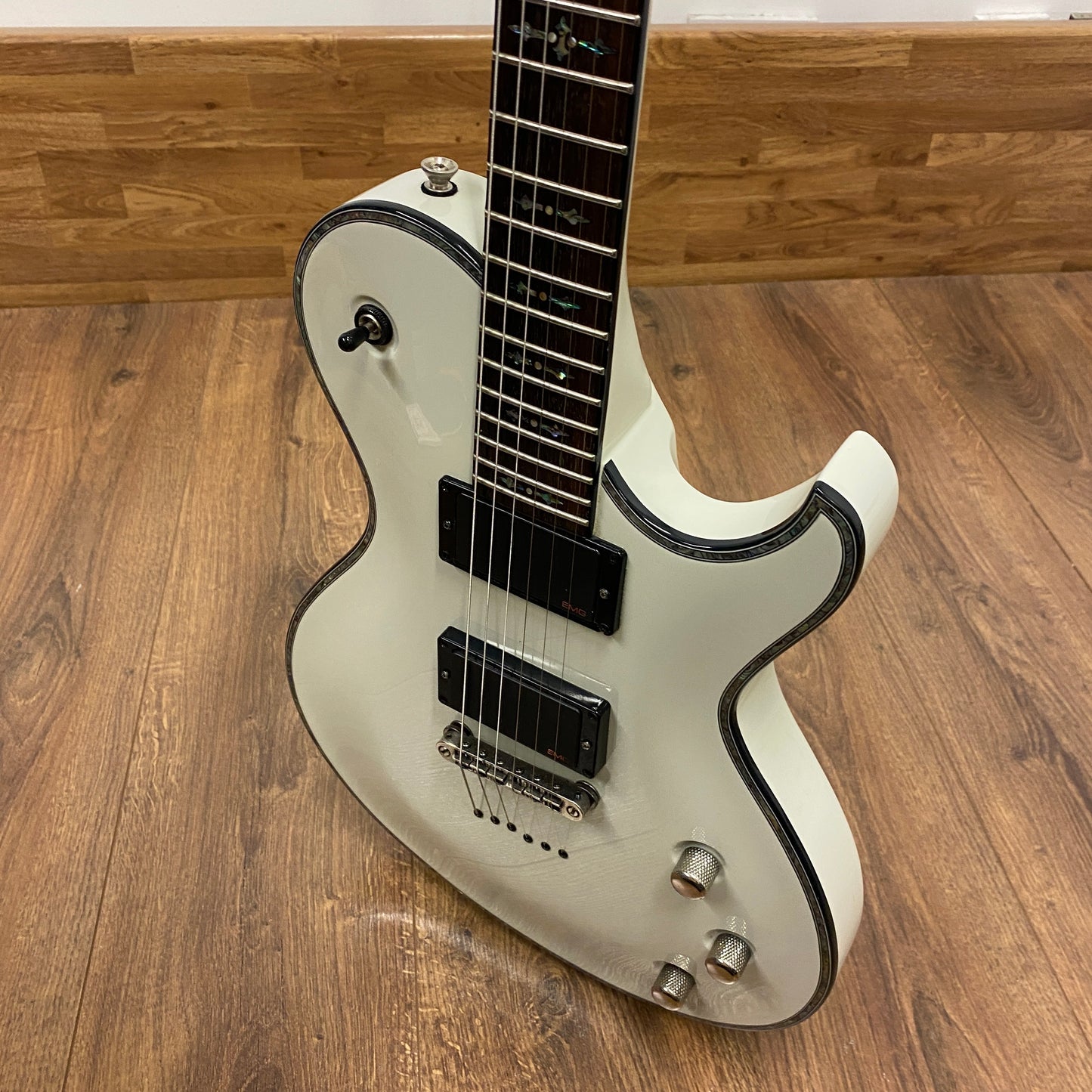 Pre-Owned Schecter Diamond Series Hellraiser Solo - White