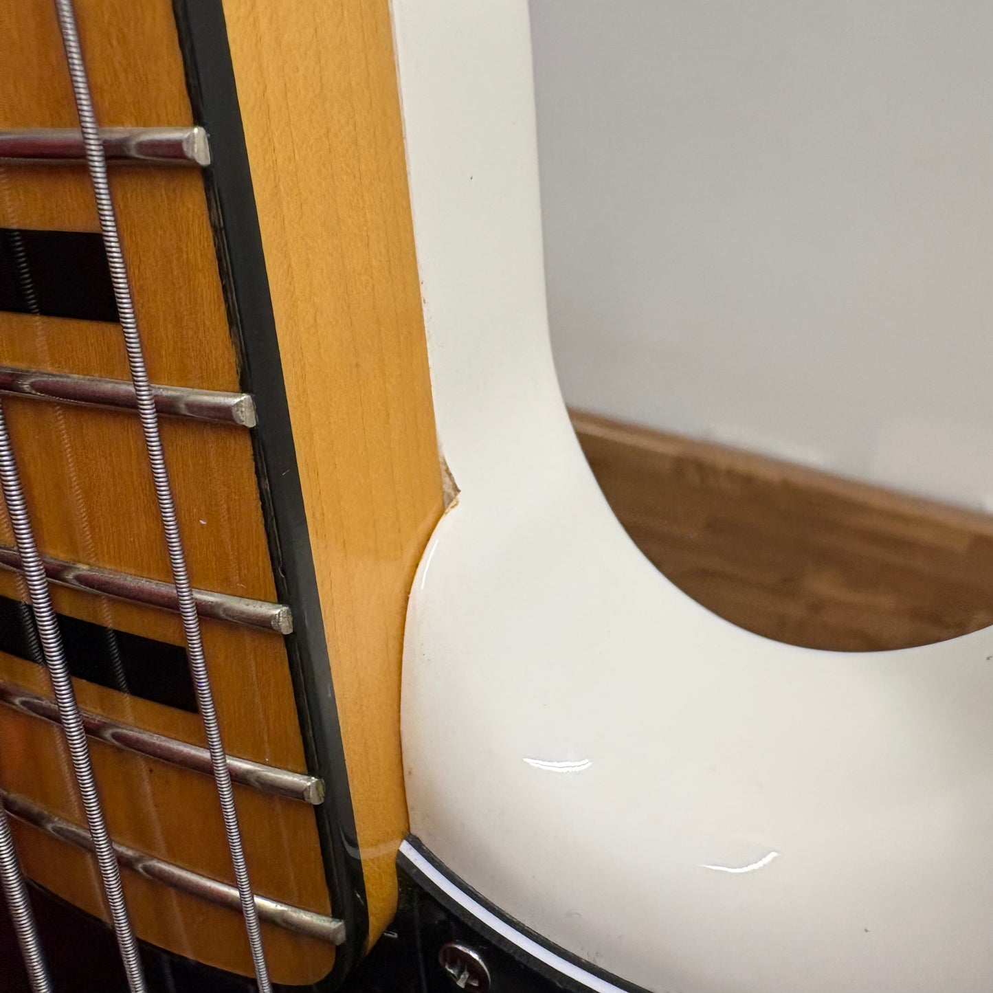 Pre-Owned Squier Vintage Modified '70s Jazz Bass - White