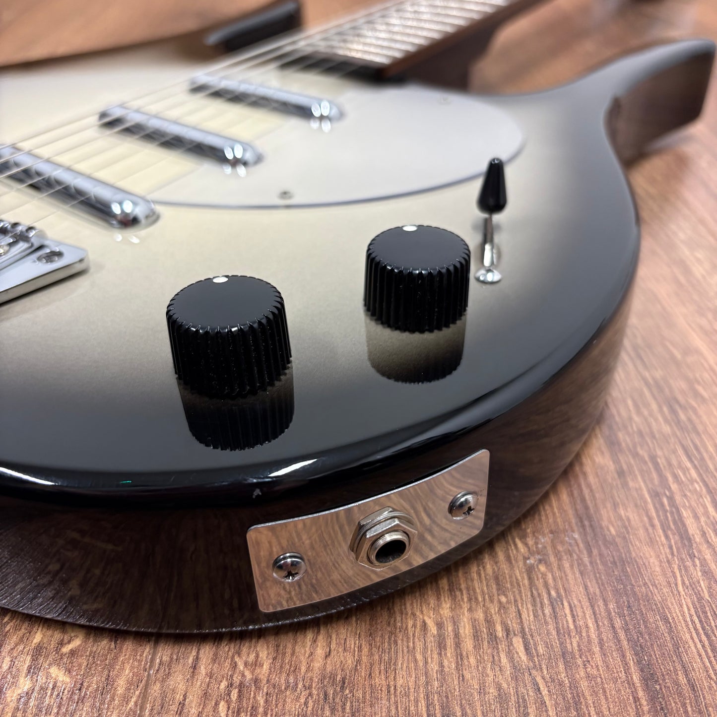Pre-Owned Danelectro Longhorn 3 Pickups - Blackburst - Early ‘00s