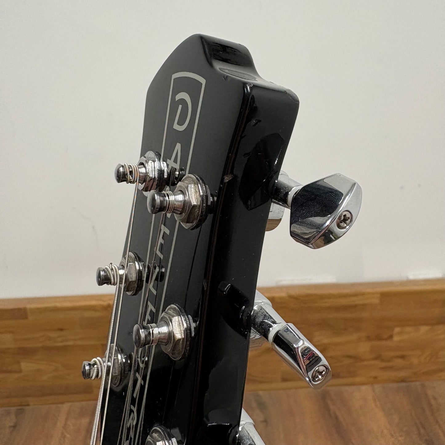Pre-Owned Danelectro Longhorn 3 Pickups - Blackburst - Early ‘00s