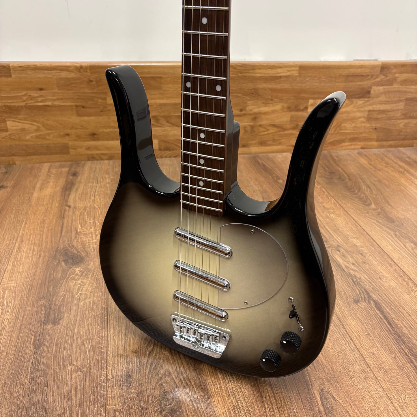 Pre-Owned Danelectro Longhorn 3 Pickups - Blackburst - Early ‘00s
