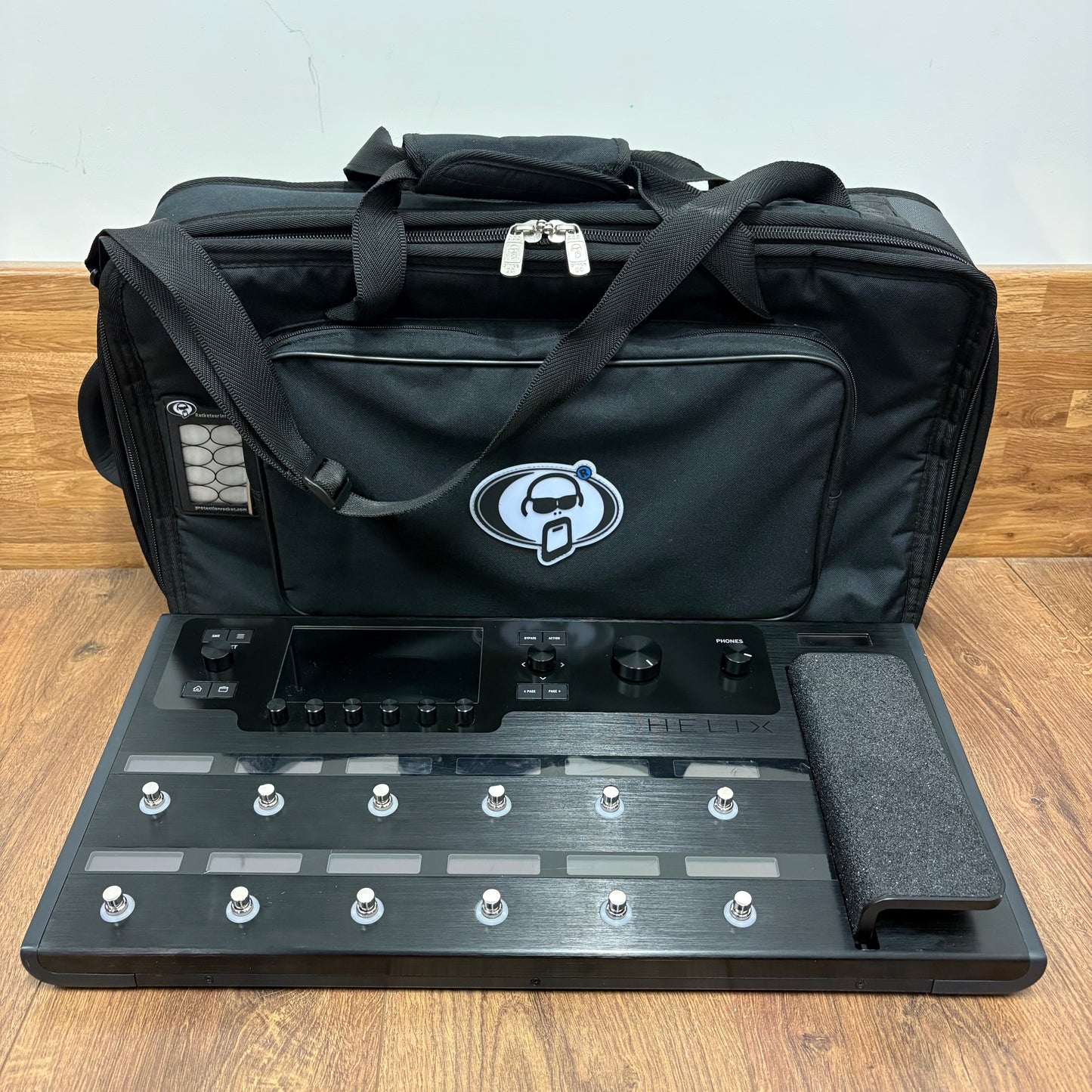 Pre-Owned Line6 Helix Floor w/ Protection Racket Case