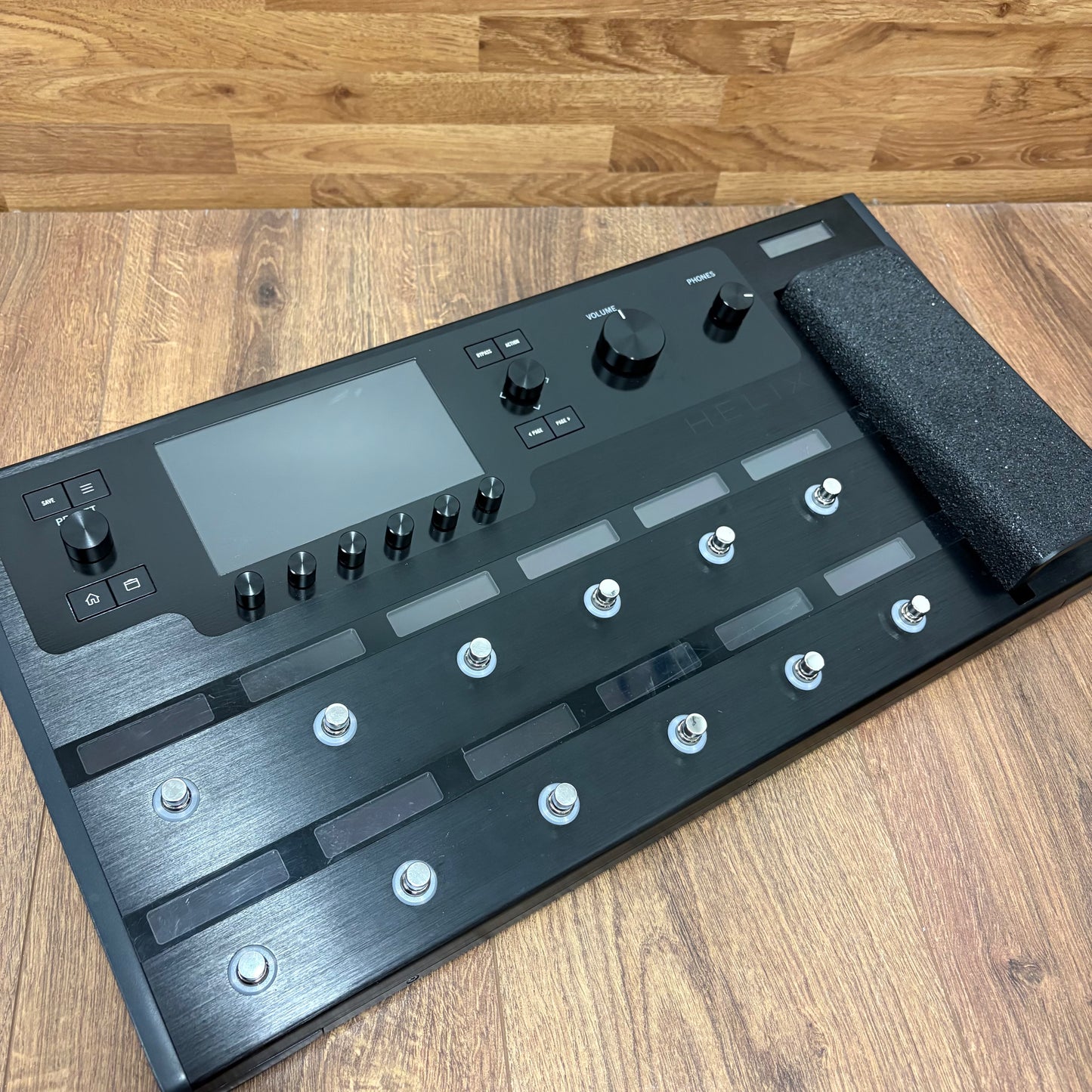 Pre-Owned Line6 Helix Floor w/ Protection Racket Case