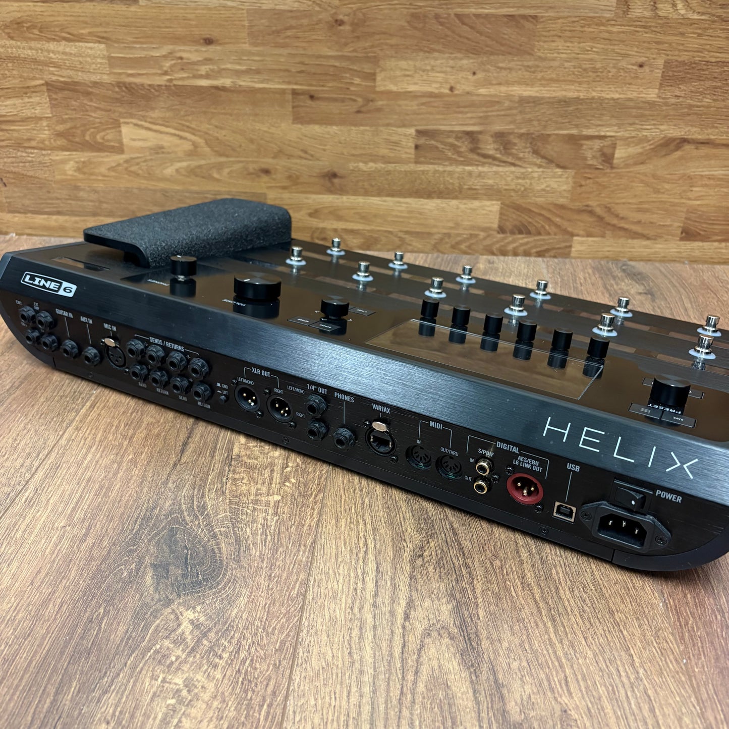 Pre-Owned Line6 Helix Floor w/ Protection Racket Case