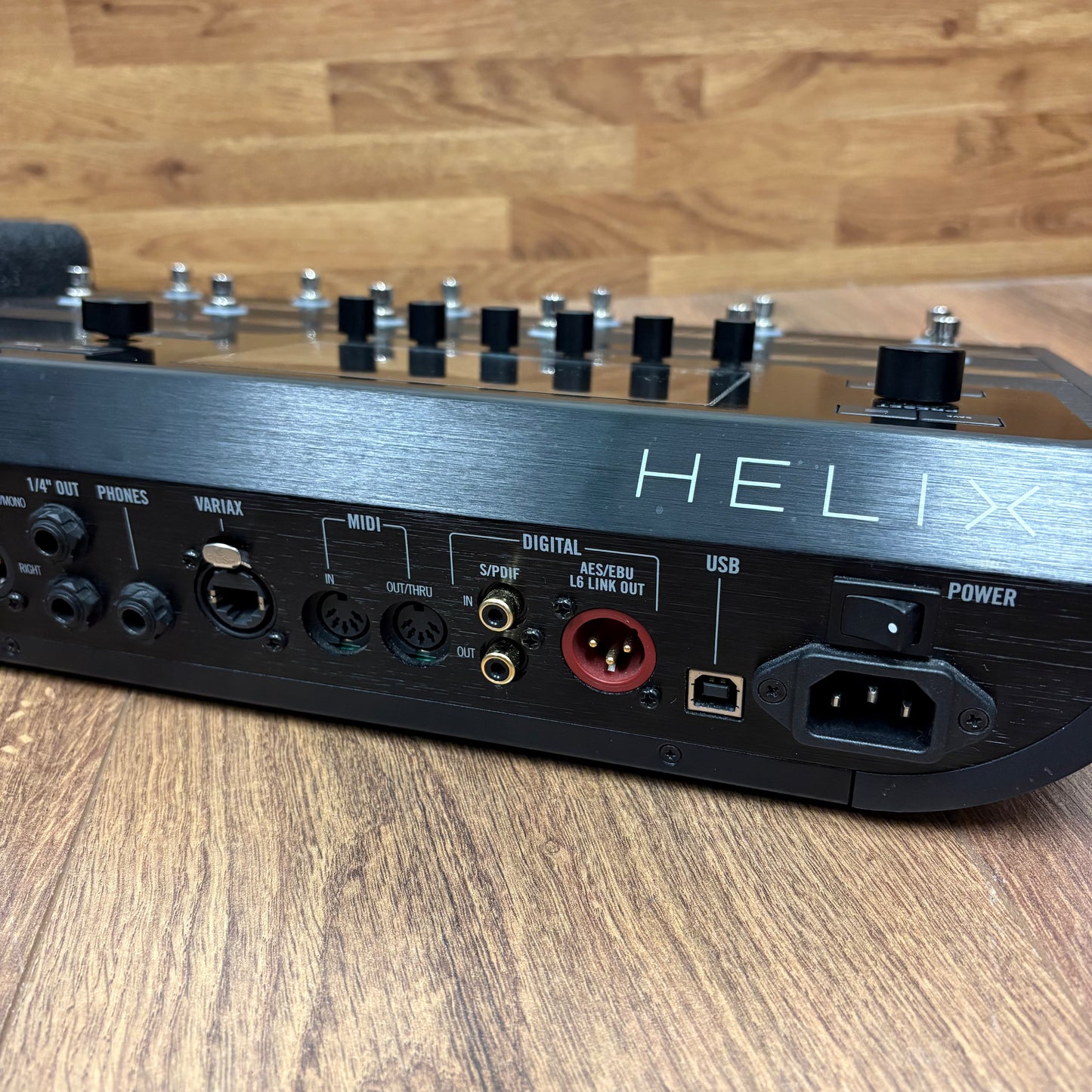 Pre-Owned Line6 Helix Floor w/ Protection Racket Case