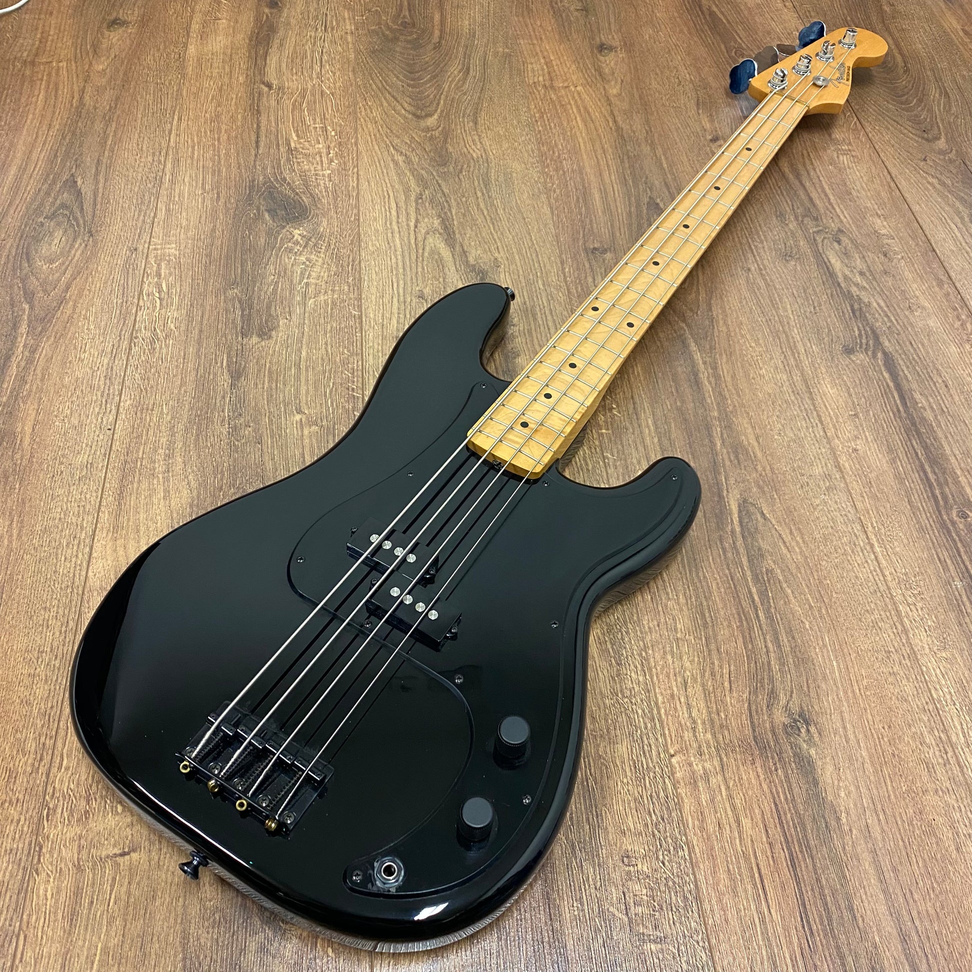 Fender precision bass online roger waters signature