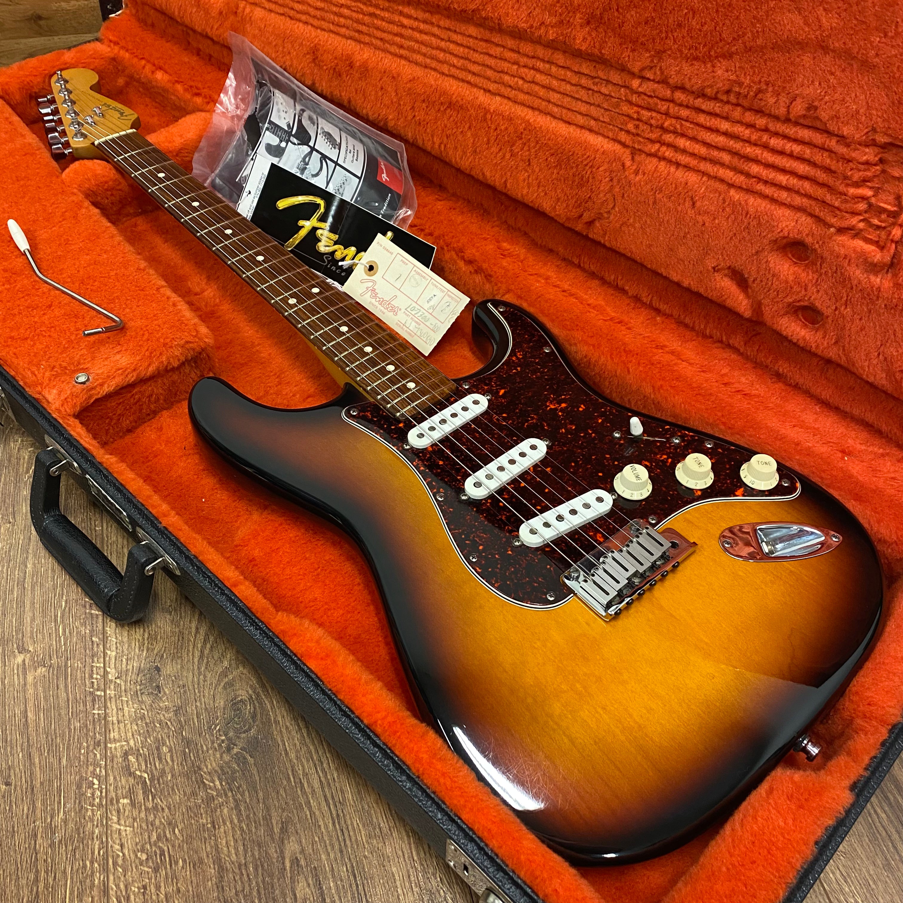 Pre-Owned Fender USA Roadhouse Stratocaster - 3-Colour Sunburst - 1997 ...