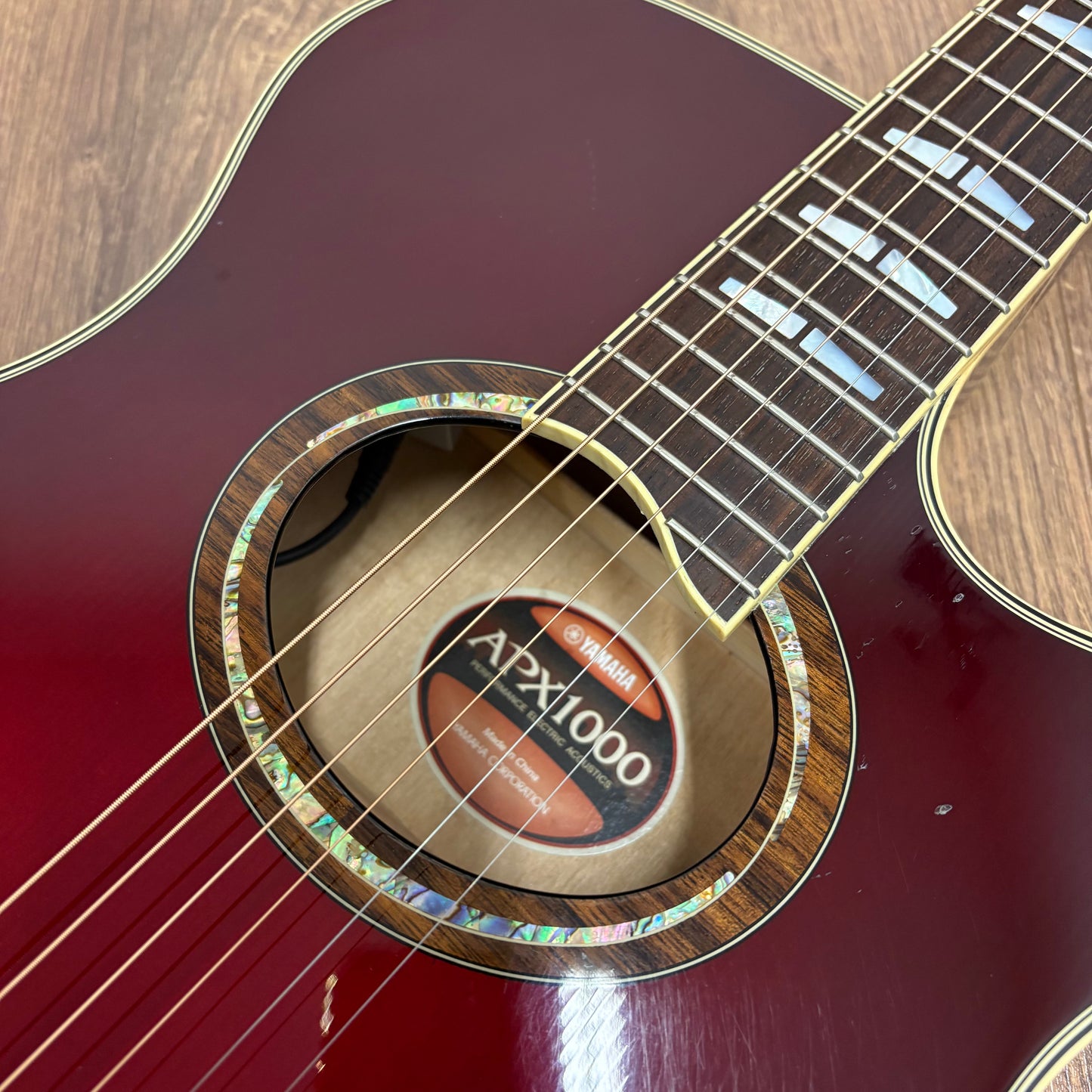 Pre-Owned Yamaha APX1000 Electro-Acoustic w/ Gator Hard Case - Crimson Red Burst