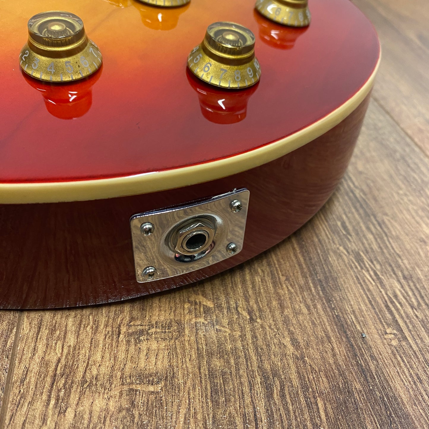 Pre-Owned Vintage V1003CSB - Cherry Sunburst