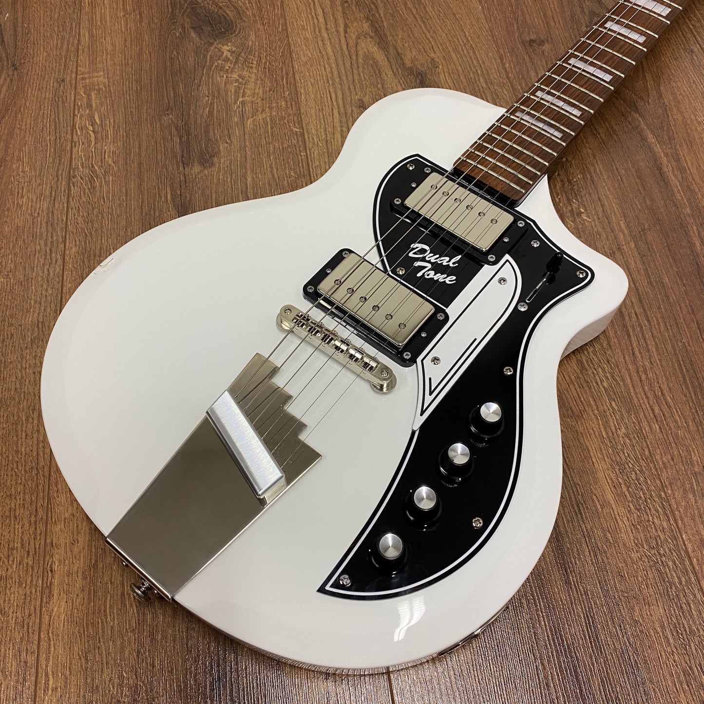 Pre-Owned Supro David Bowie 1224DBHT 1961 Dual Tone - White