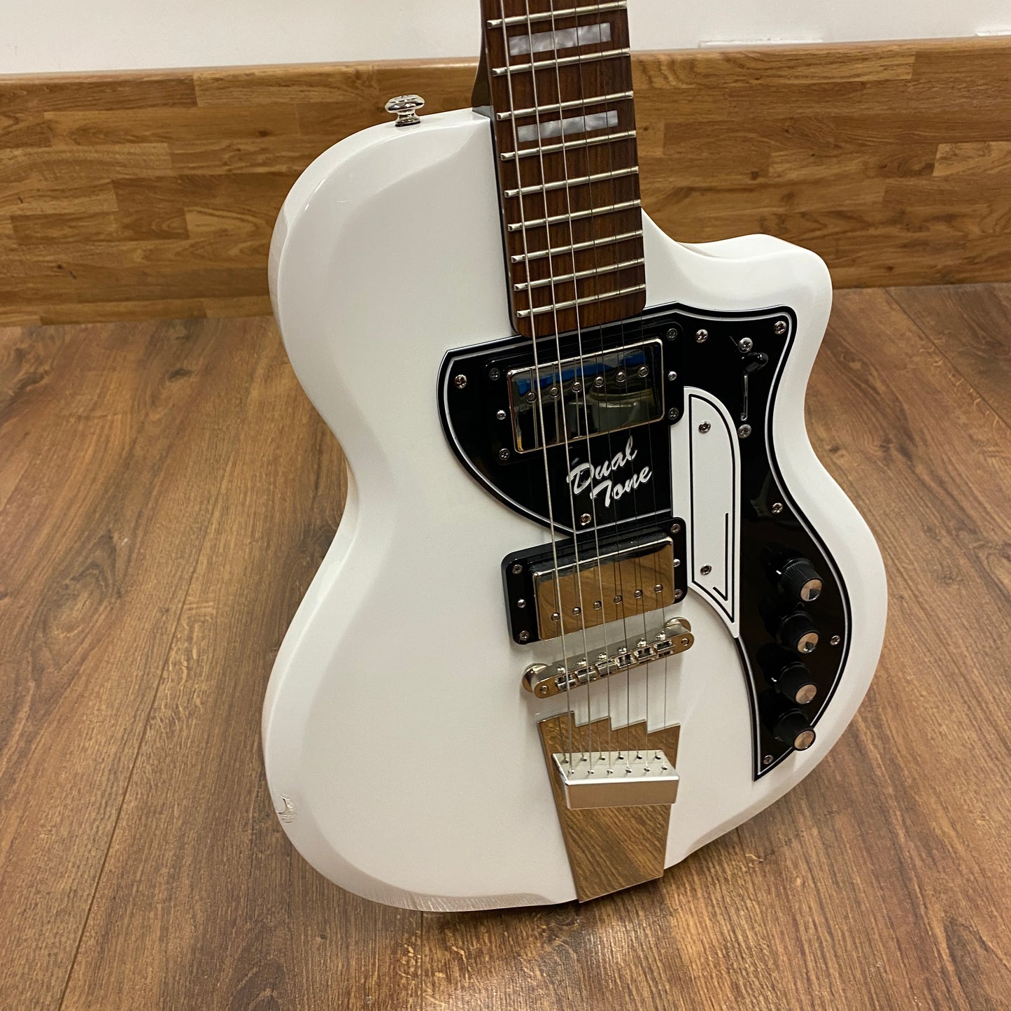 Pre-Owned Supro David Bowie 1224DBHT 1961 Dual Tone - White
