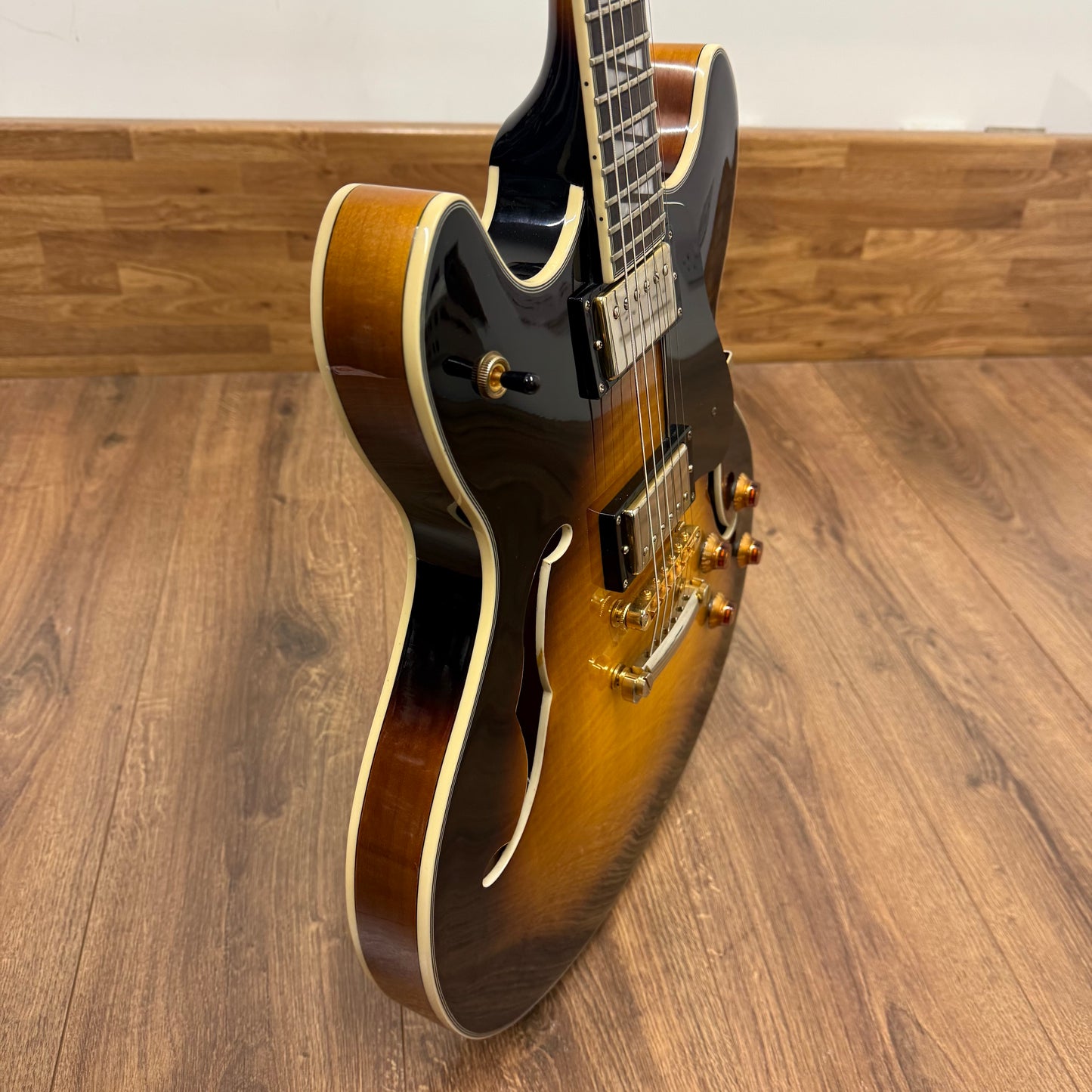 Pre-Owned Washburn HB-35 - Tobacco Sunburst