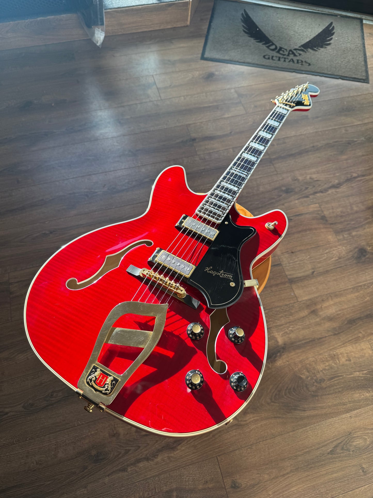 Pre-Owned Hagstrom '67 Viking II - Wild Cherry Transparent