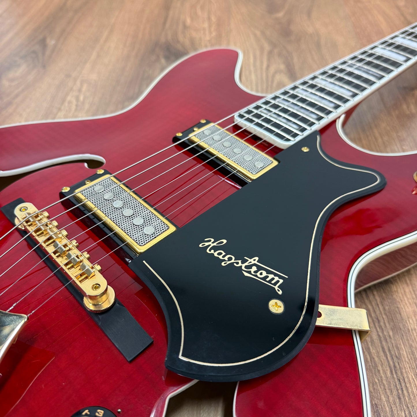 Pre-Owned Hagstrom '67 Viking II - Wild Cherry Transparent