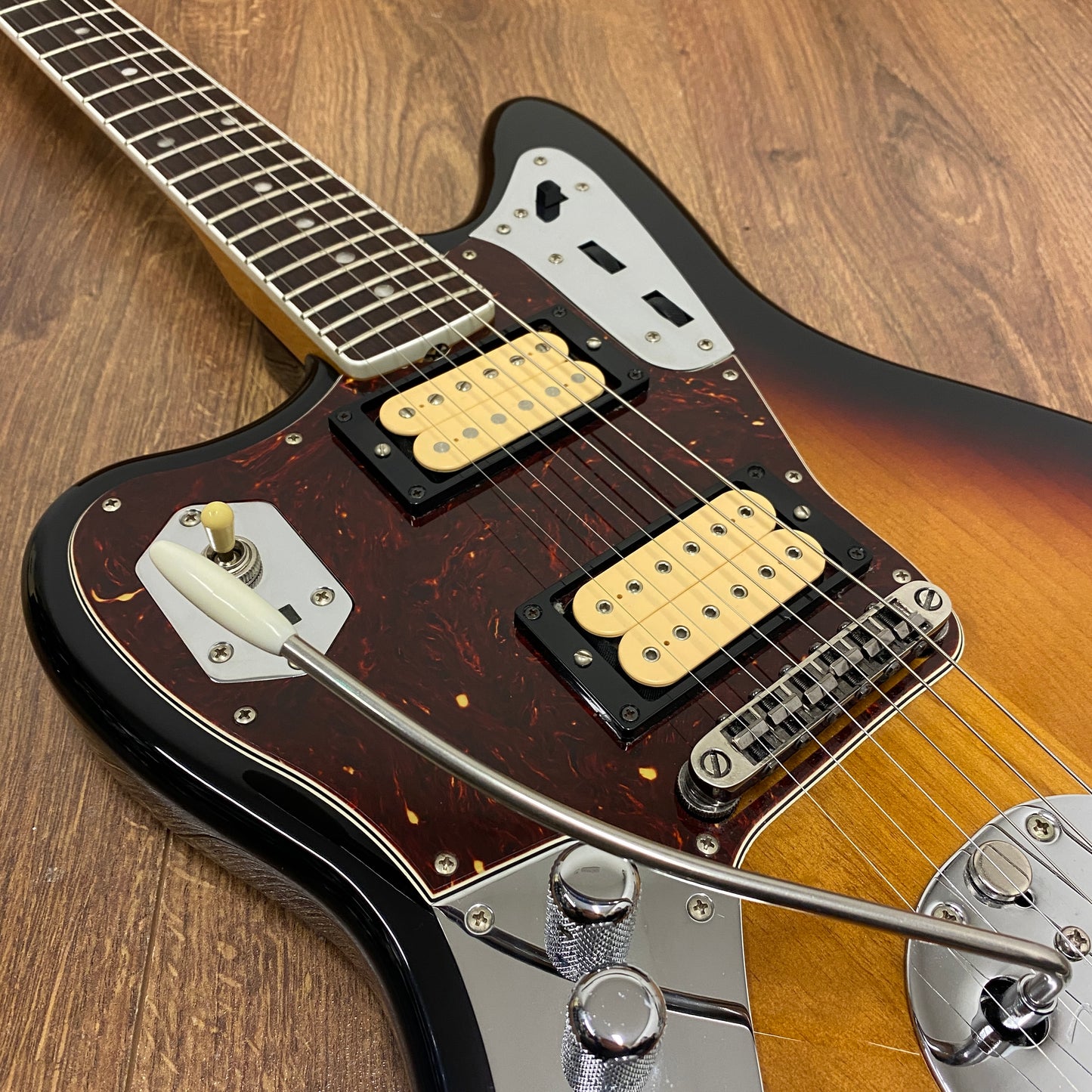 Pre-Owned Fender Kurt Cobain Jaguar - Left-Hand - 3-Colour Sunburst