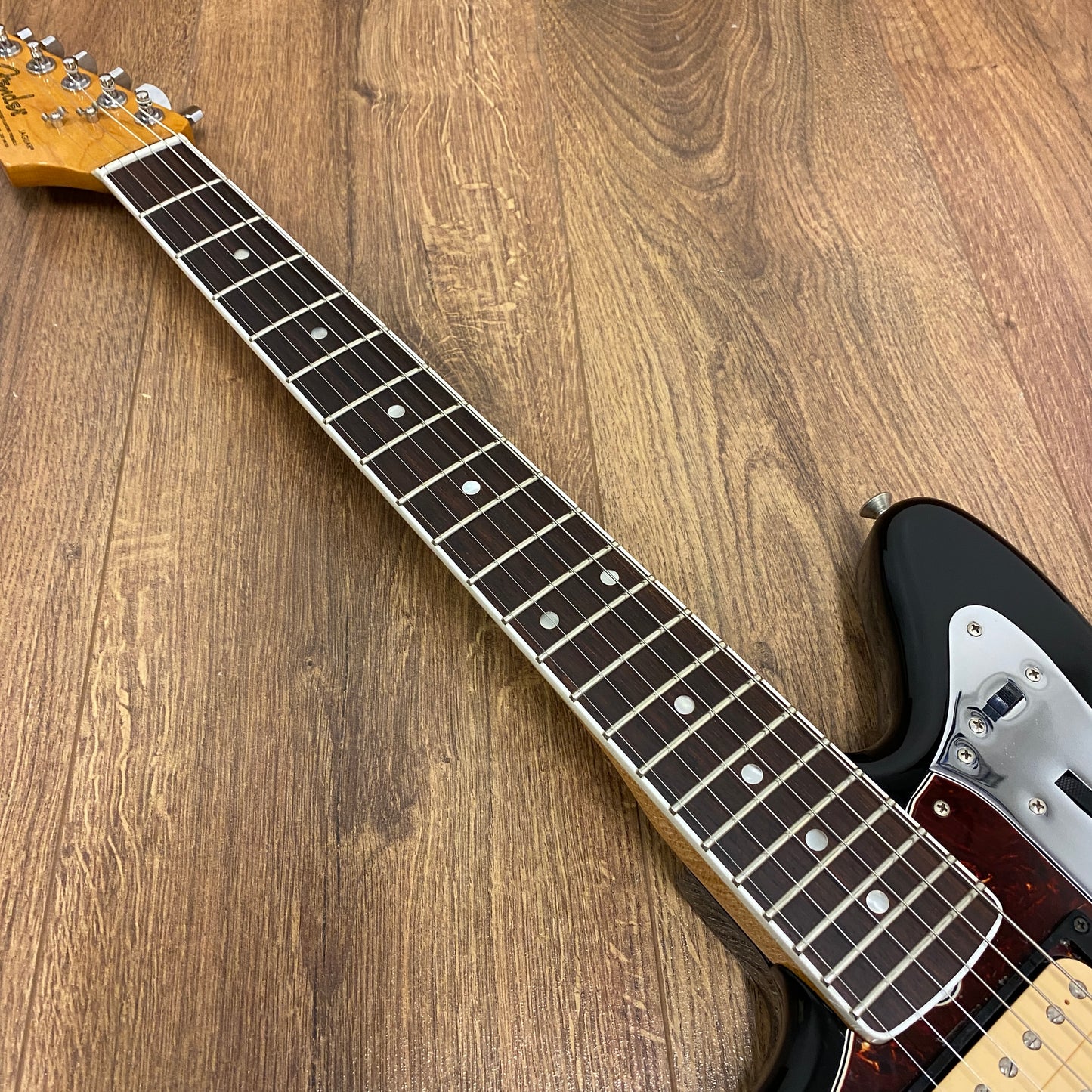 Pre-Owned Fender Kurt Cobain Jaguar - Left-Hand - 3-Colour Sunburst