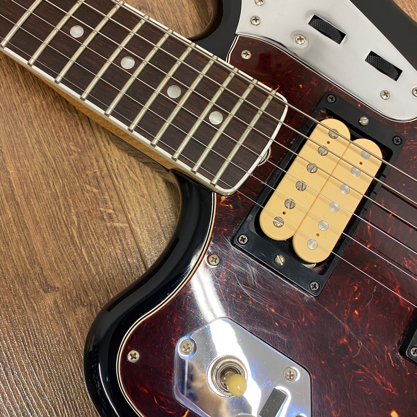 Pre-Owned Fender Kurt Cobain Jaguar - Left-Hand - 3-Colour Sunburst