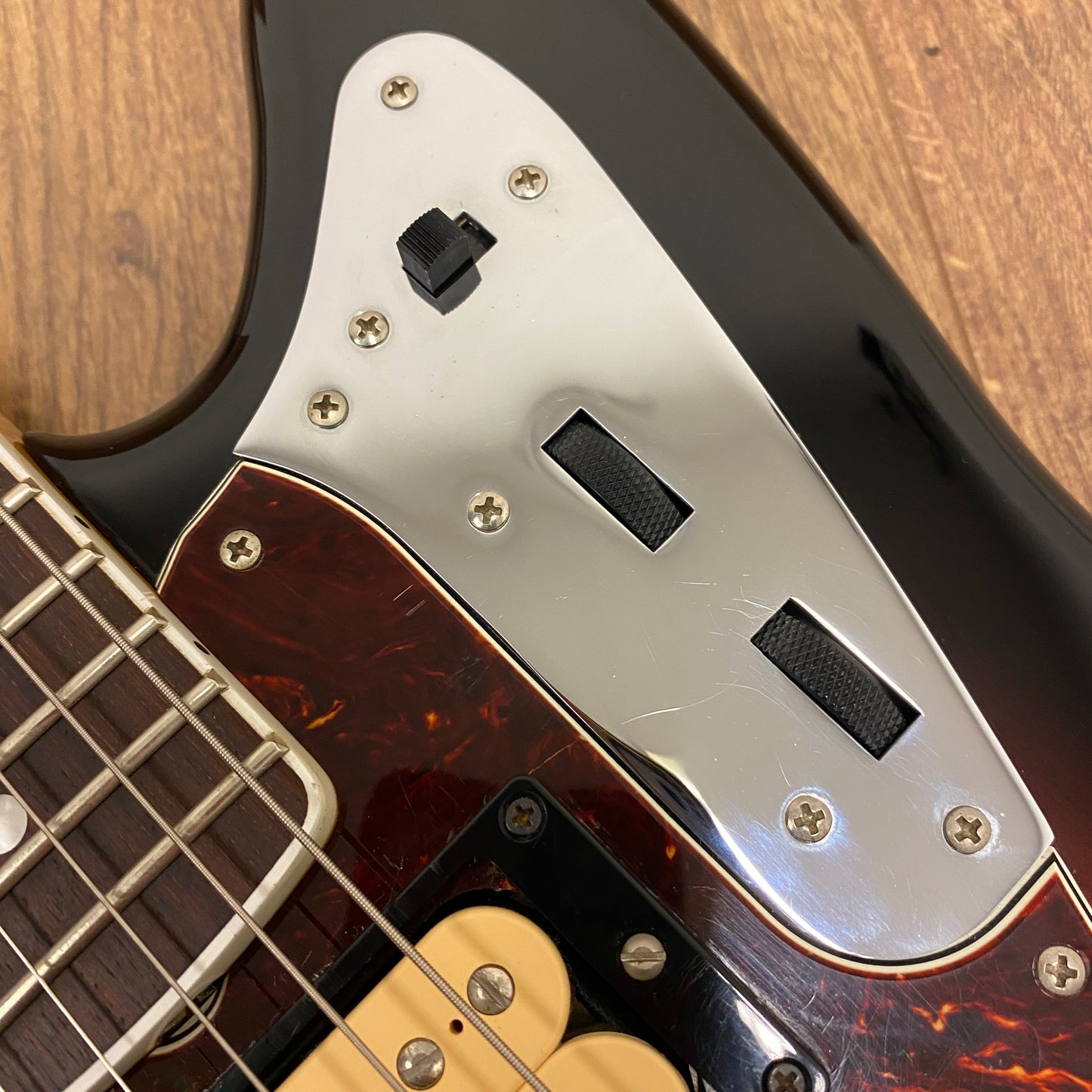 Pre-Owned Fender Kurt Cobain Jaguar - Left-Hand - 3-Colour Sunburst