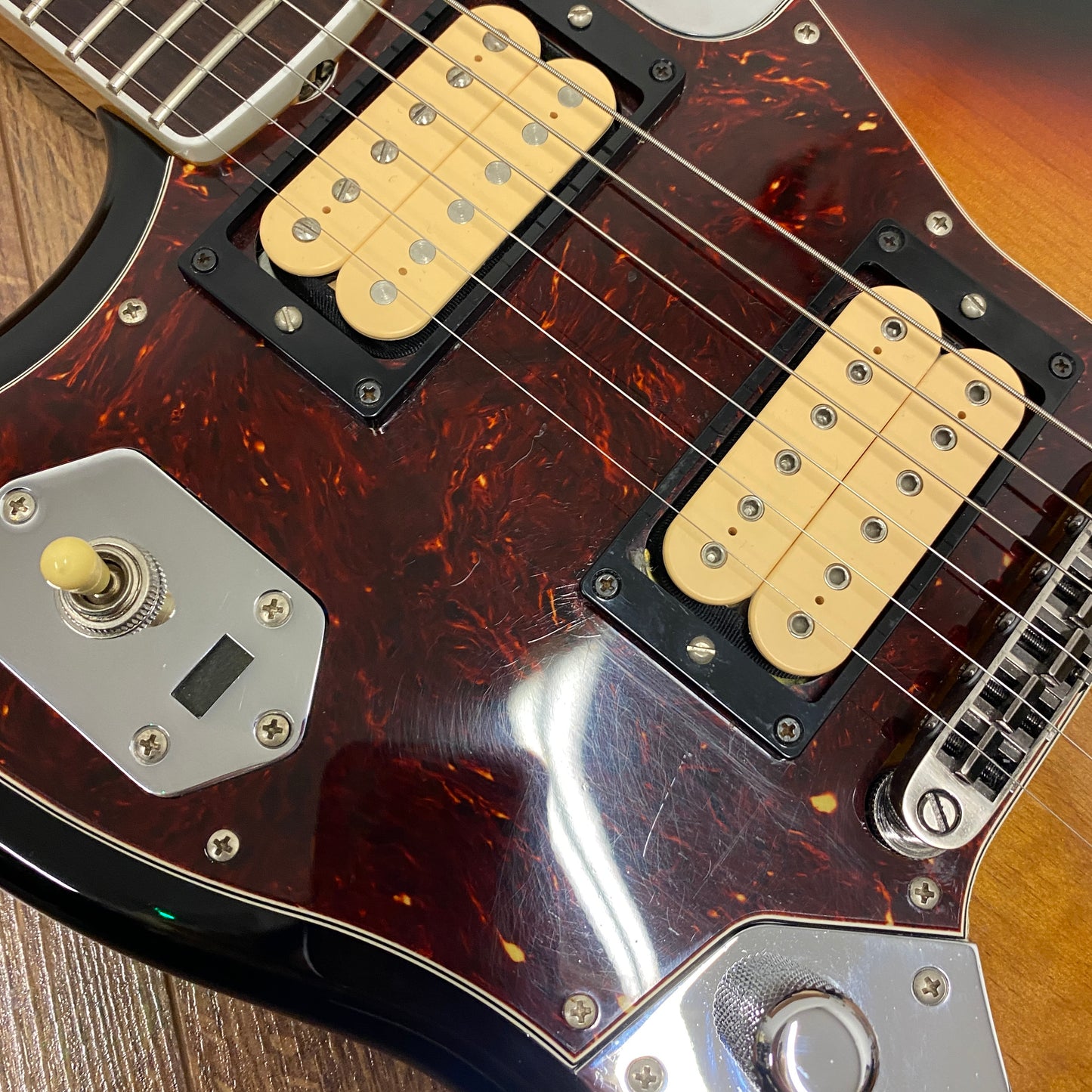 Pre-Owned Fender Kurt Cobain Jaguar - Left-Hand - 3-Colour Sunburst