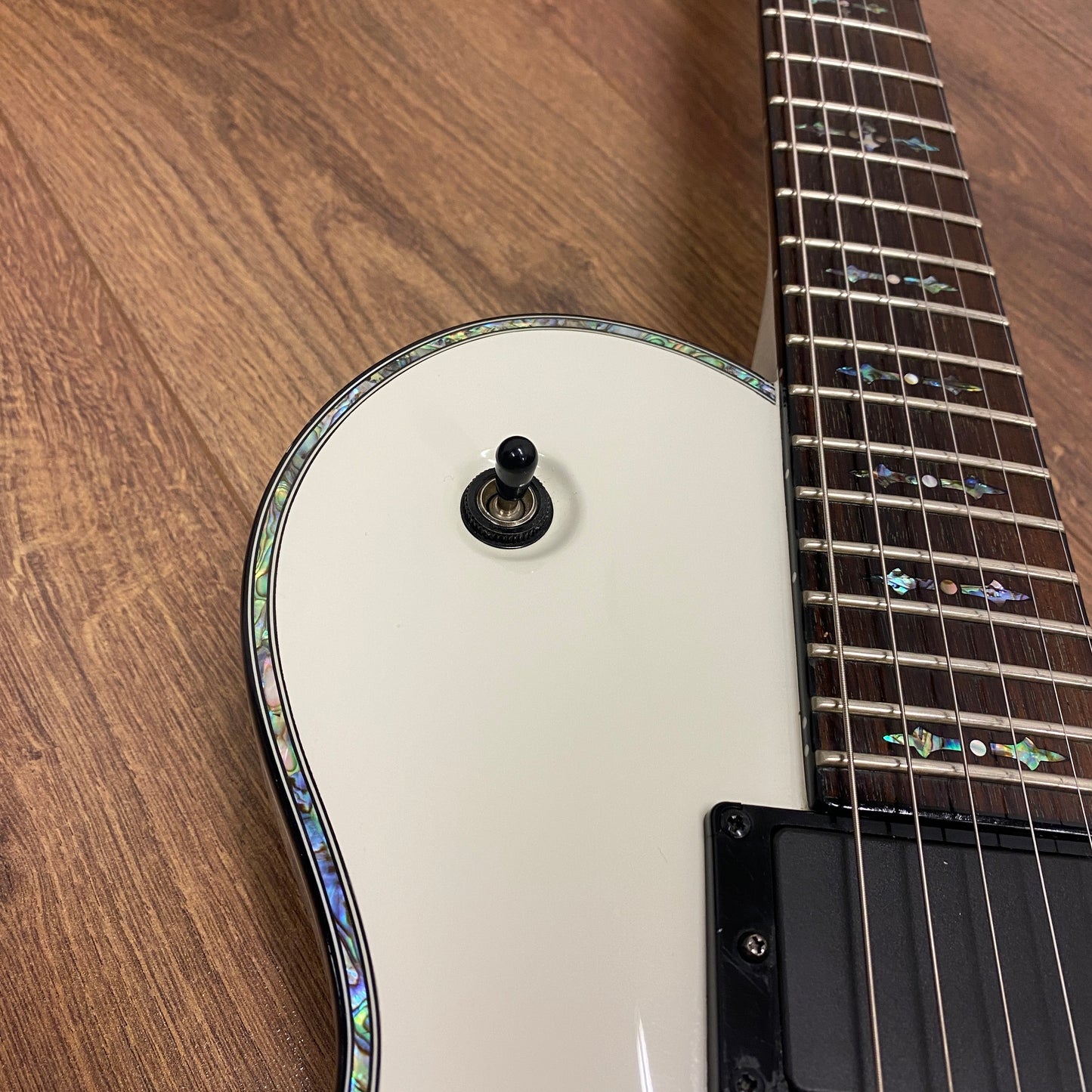 Pre-Owned Schecter Diamond Series Hellraiser Solo - White