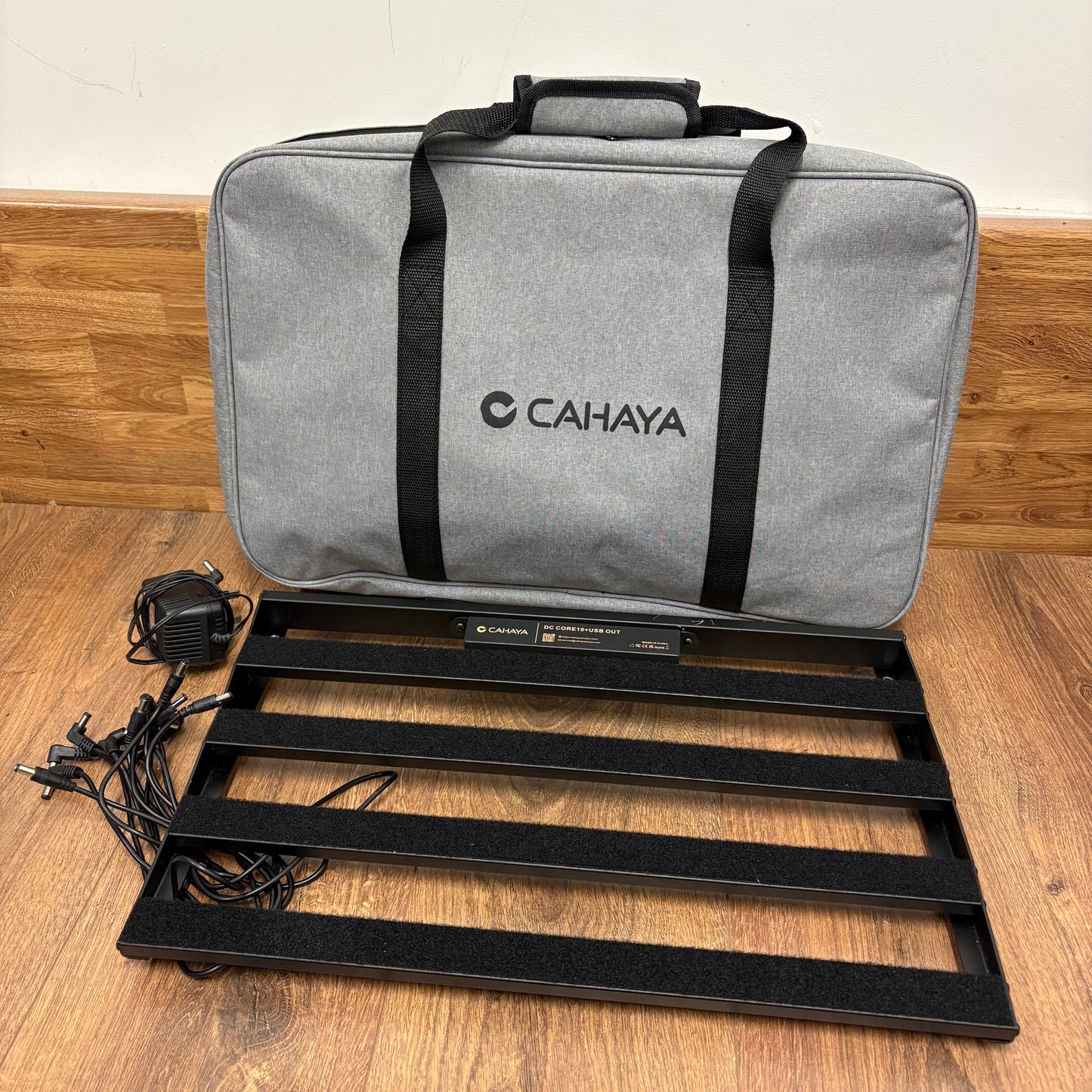 Pre-Owned Cahaya Pedal Board w/ Intergrated Power Supply & Case