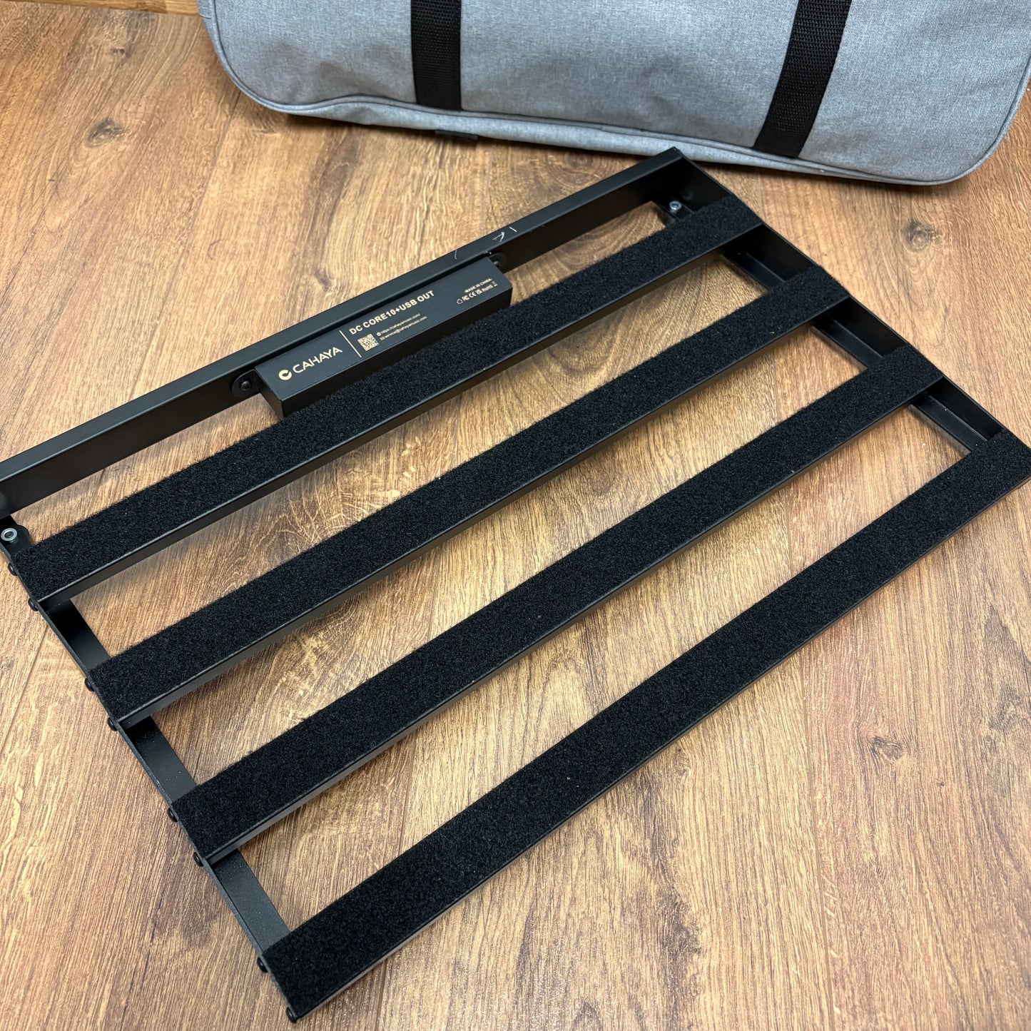 Pre-Owned Cahaya Pedal Board w/ Intergrated Power Supply & Case