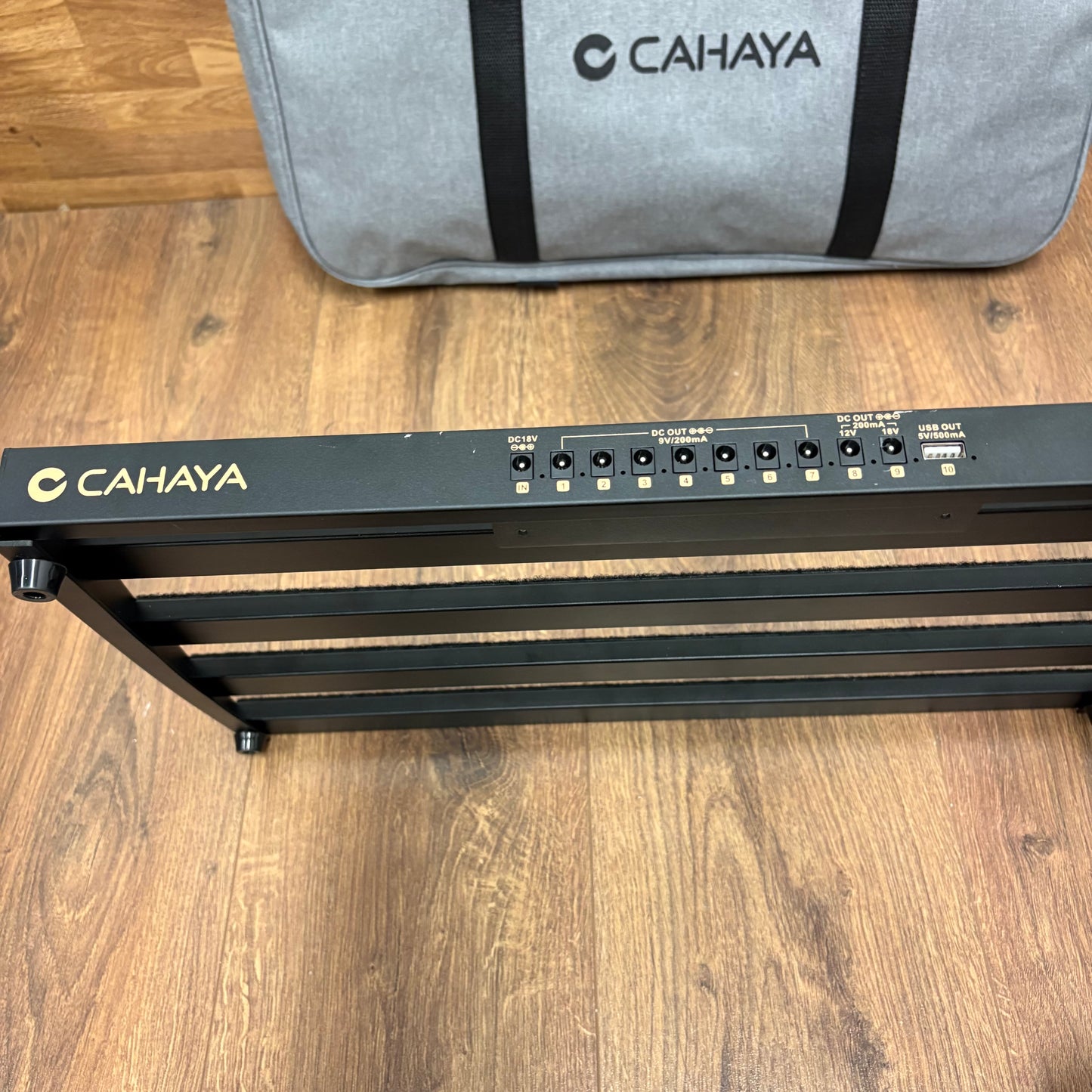 Pre-Owned Cahaya Pedal Board w/ Intergrated Power Supply & Case