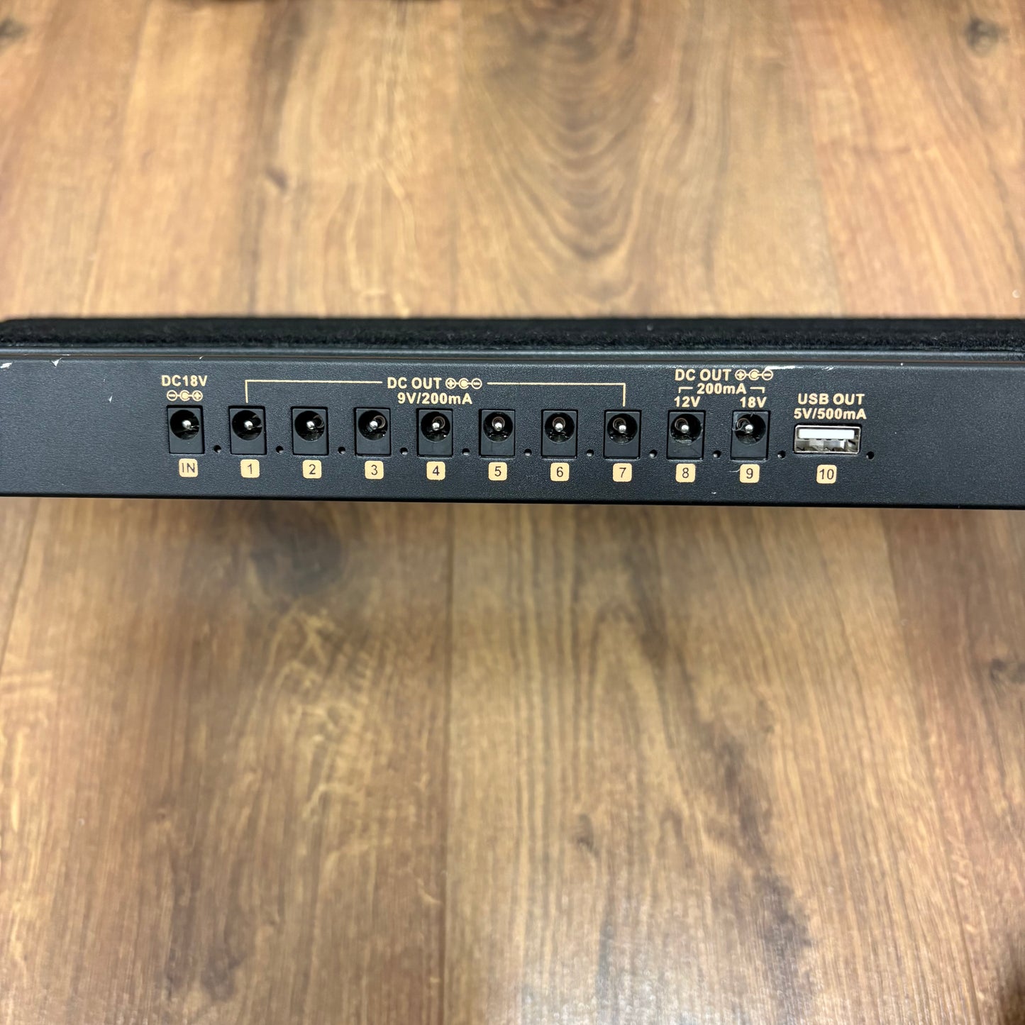 Pre-Owned Cahaya Pedal Board w/ Intergrated Power Supply & Case