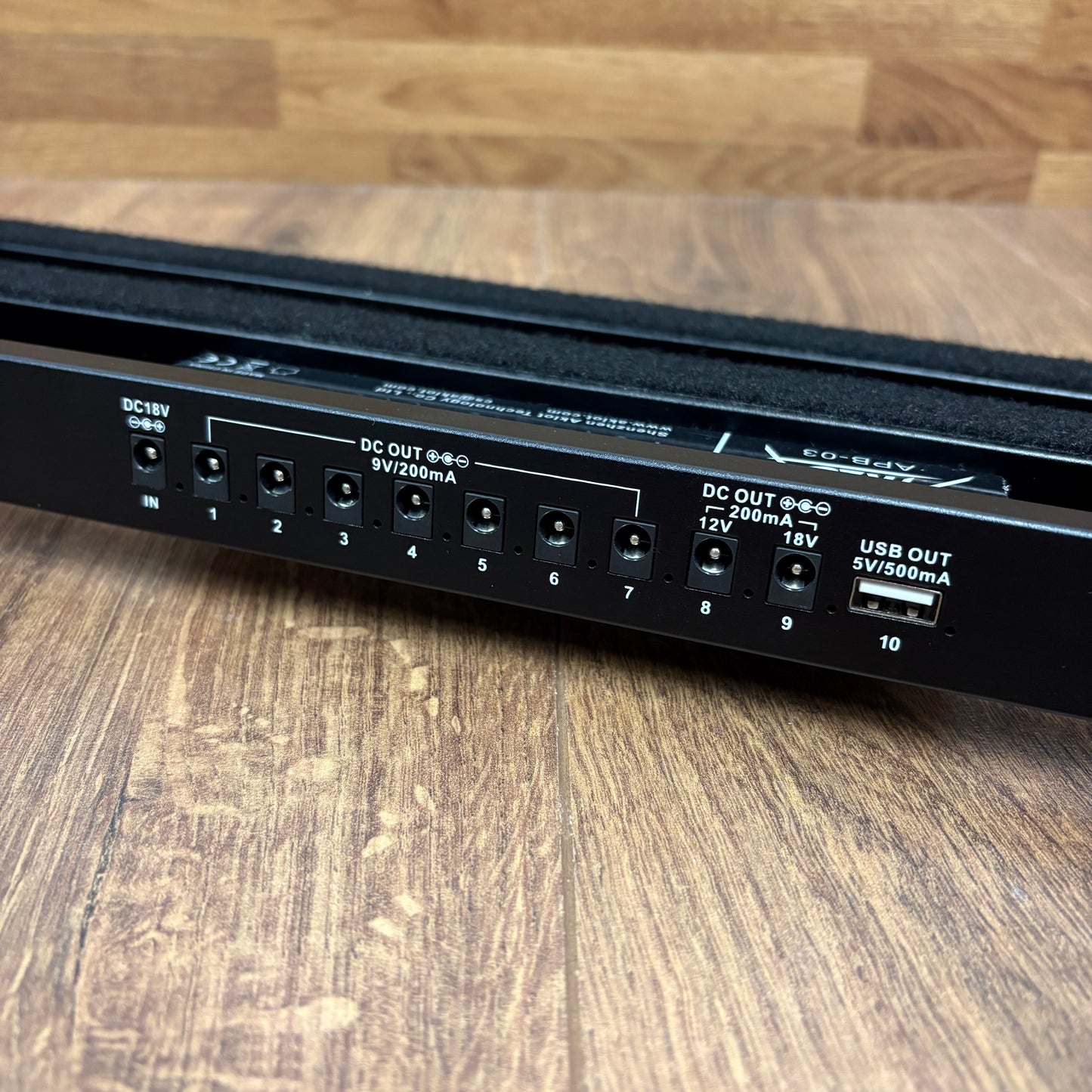 Pre-Owned Aklot  APB-03 Pedal Board w/ Integrated Power Supply