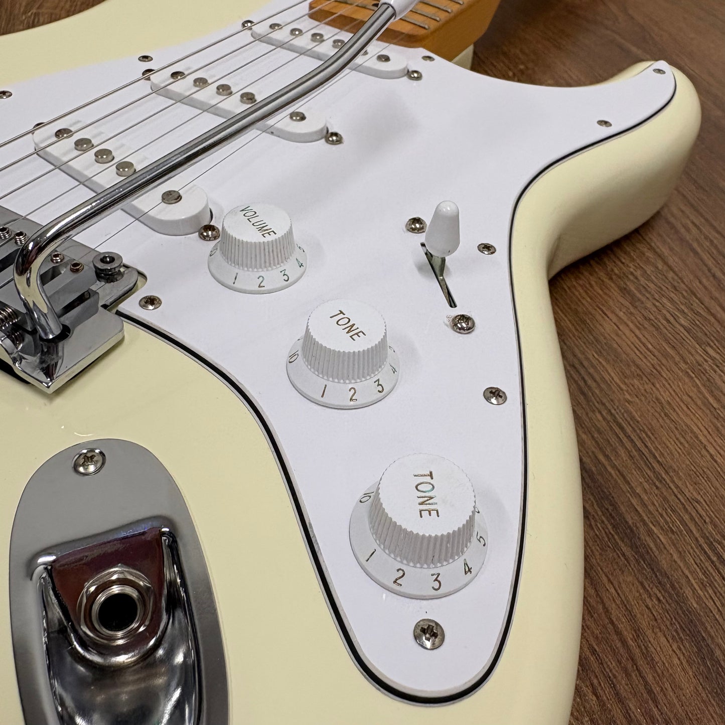 Pre-Owned Fender Standard Stratocaster - Olympic White - 2025