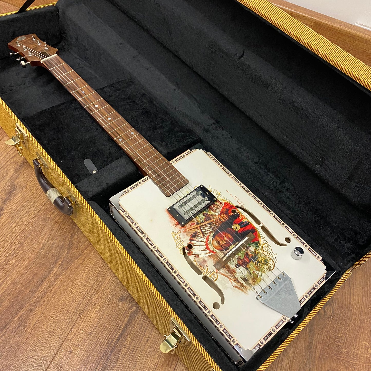 Pre-Owned Drummond & Hammett Especial Deluxe Cigar Box Guitar