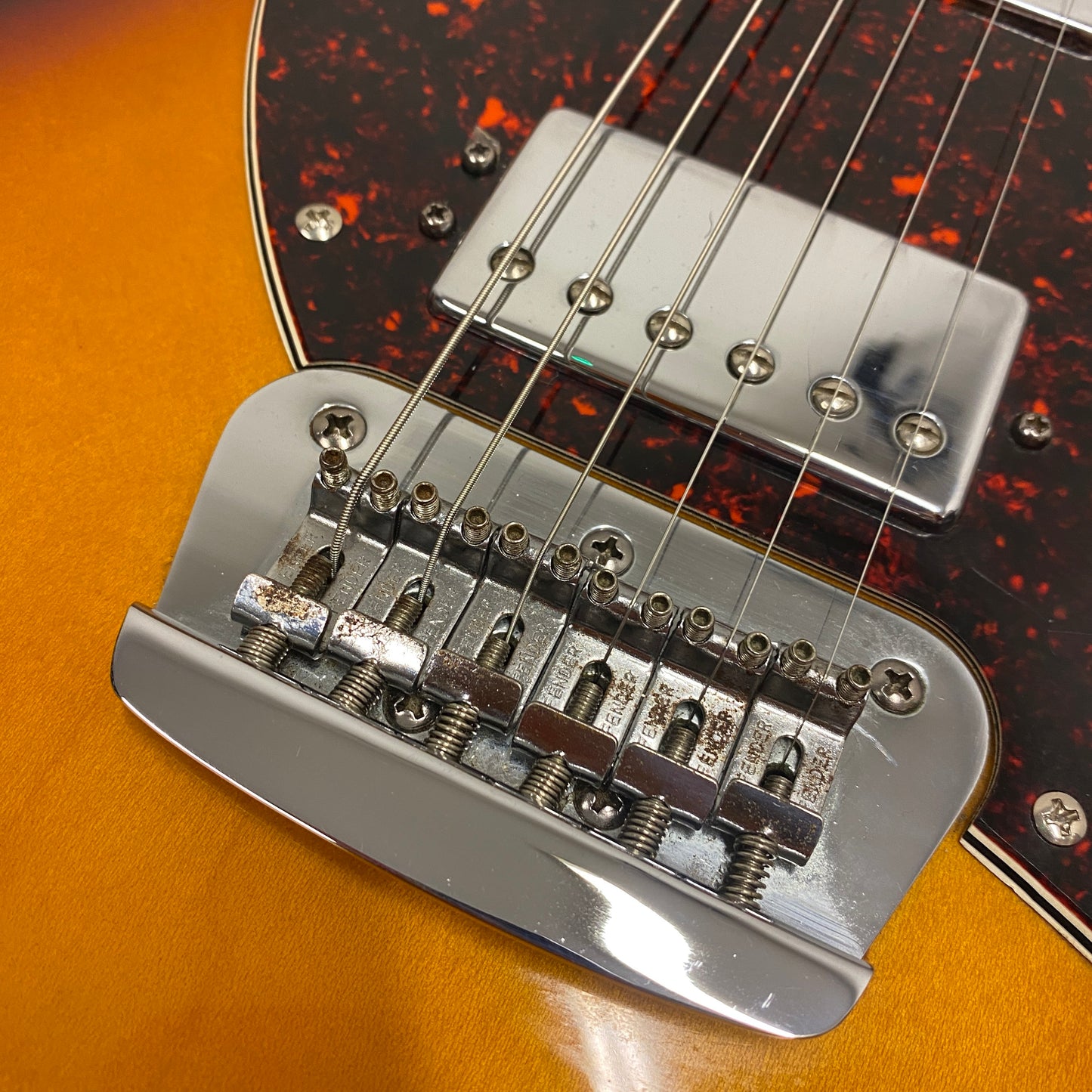 Pre-Owned Fender Toronado - 3-Tone Sunburst - 2000