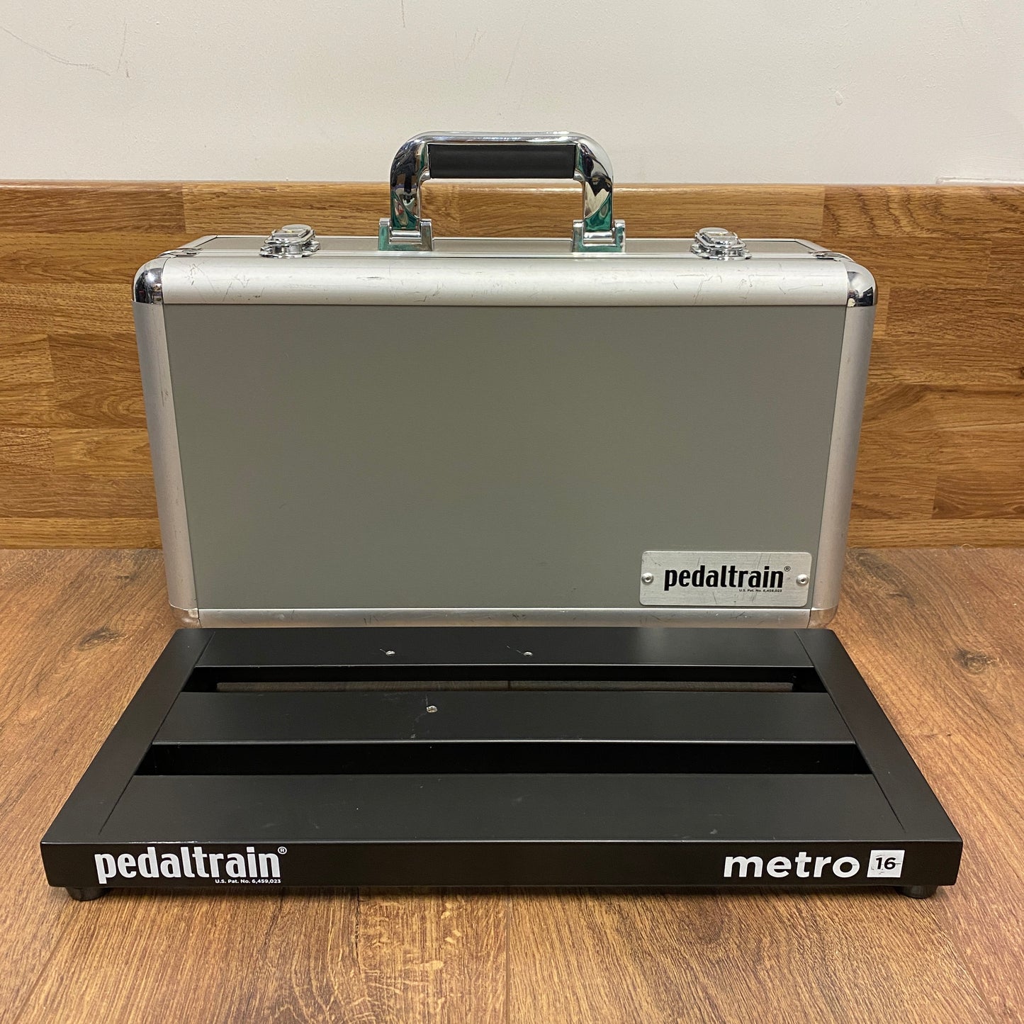 Pre-Owned Pedaltrain Metro 16 Pedalboard w/ Case