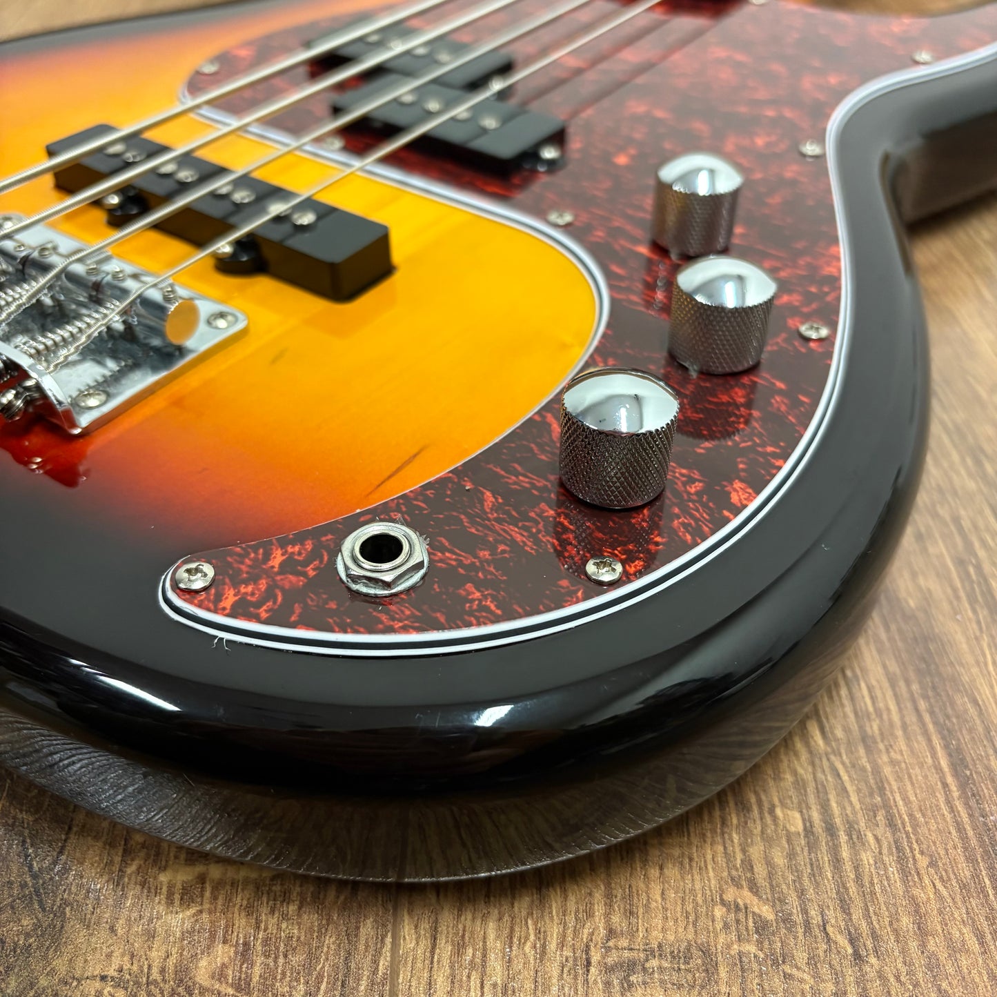 Pre-Owned Eko VPJ-280V Bass Guitar - Sunburst