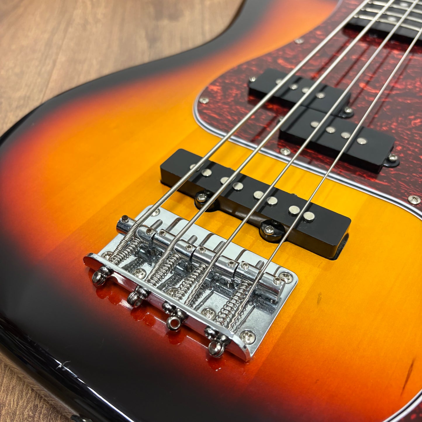 Pre-Owned Eko VPJ-280V Bass Guitar - Sunburst